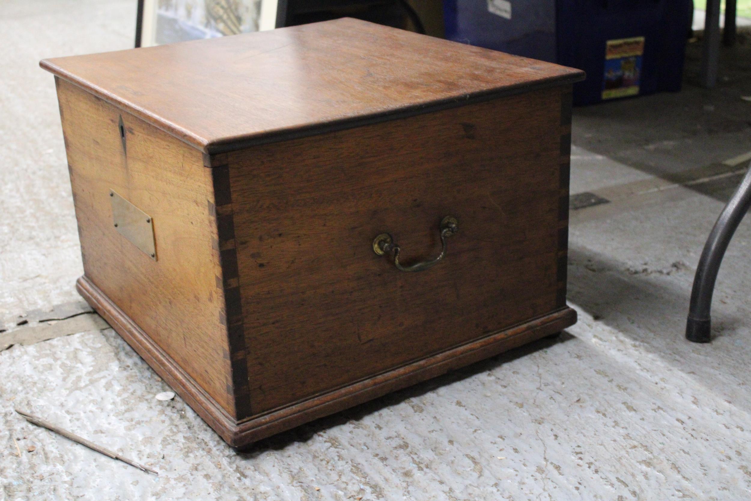 A LARGE VINTAGE MAHOGANY BOX WITH BRASS PLAQUE AND DOVETAIL JOINTS, HEIGHT 33CM, WIDTH 49CM, DEPTH - Image 4 of 4