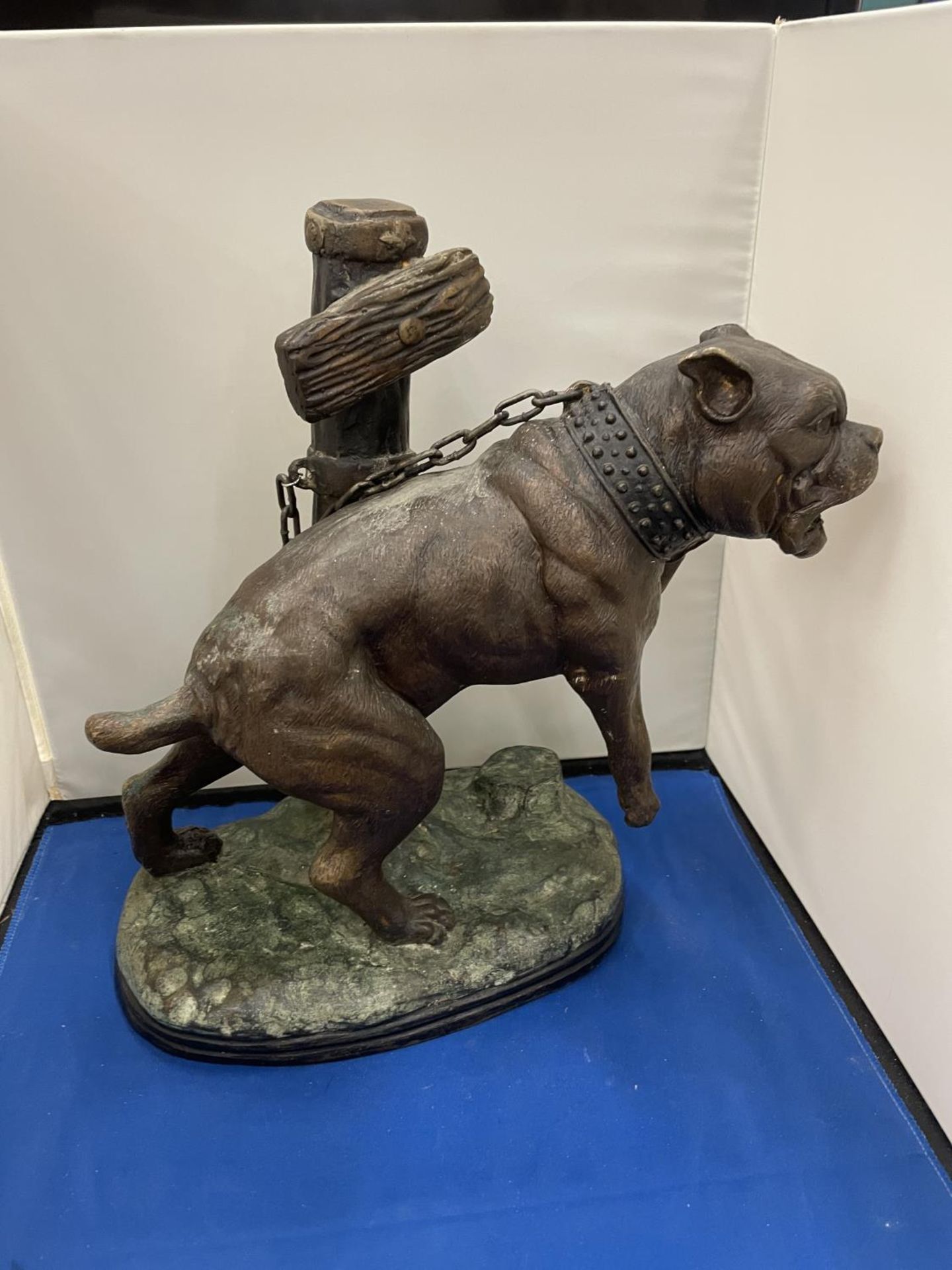 A LARGE BRONZE FIGURE OF A CHAINED UP DOG HEIGHT APPROXIMATELY 33CM - Image 2 of 10