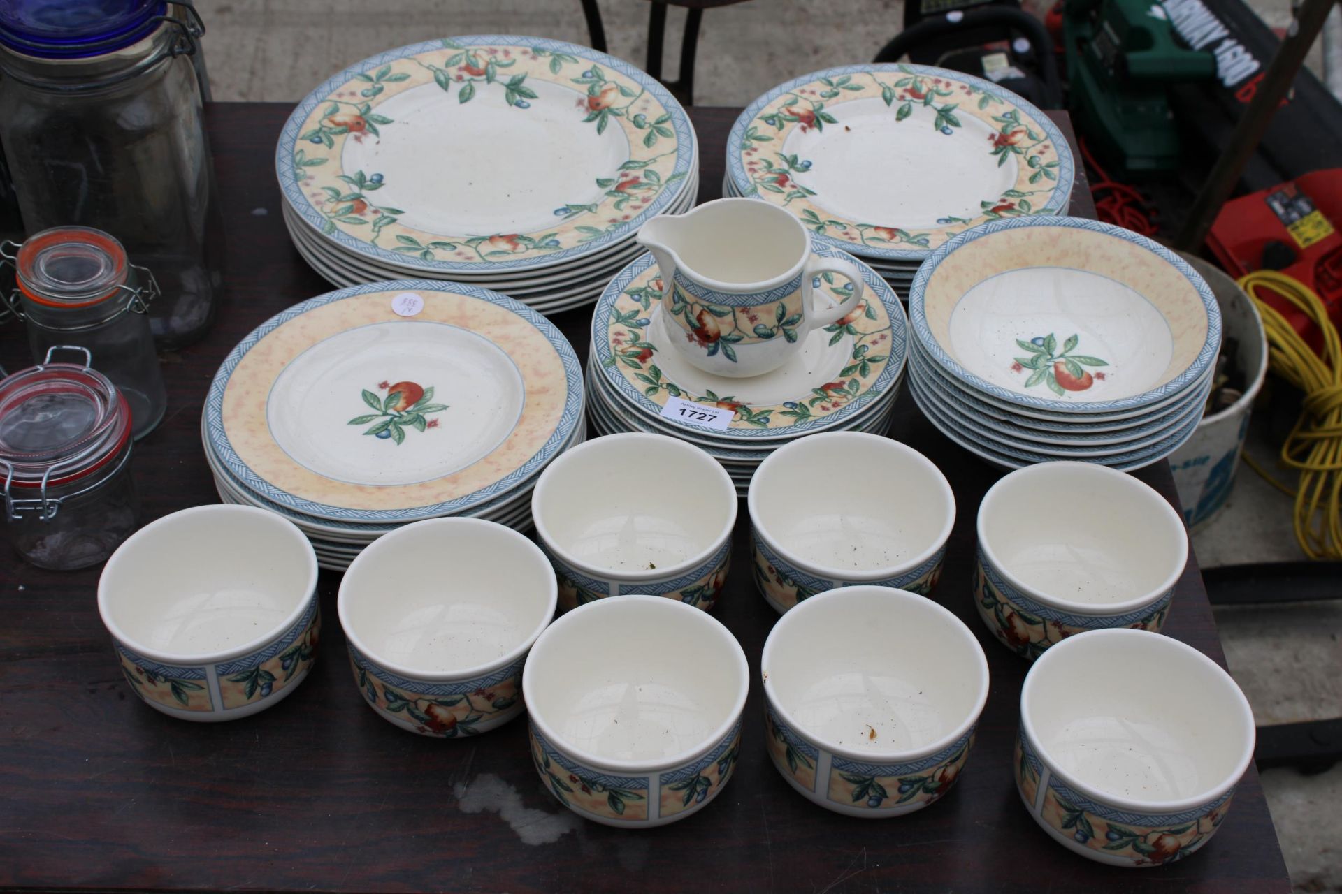 A LARGE QUANTITY OF JOHNSON BROTHERS DINNER SERVICE ITEMS TO INCLUDE PLATES, BOWLS AND SOUP BOWLS