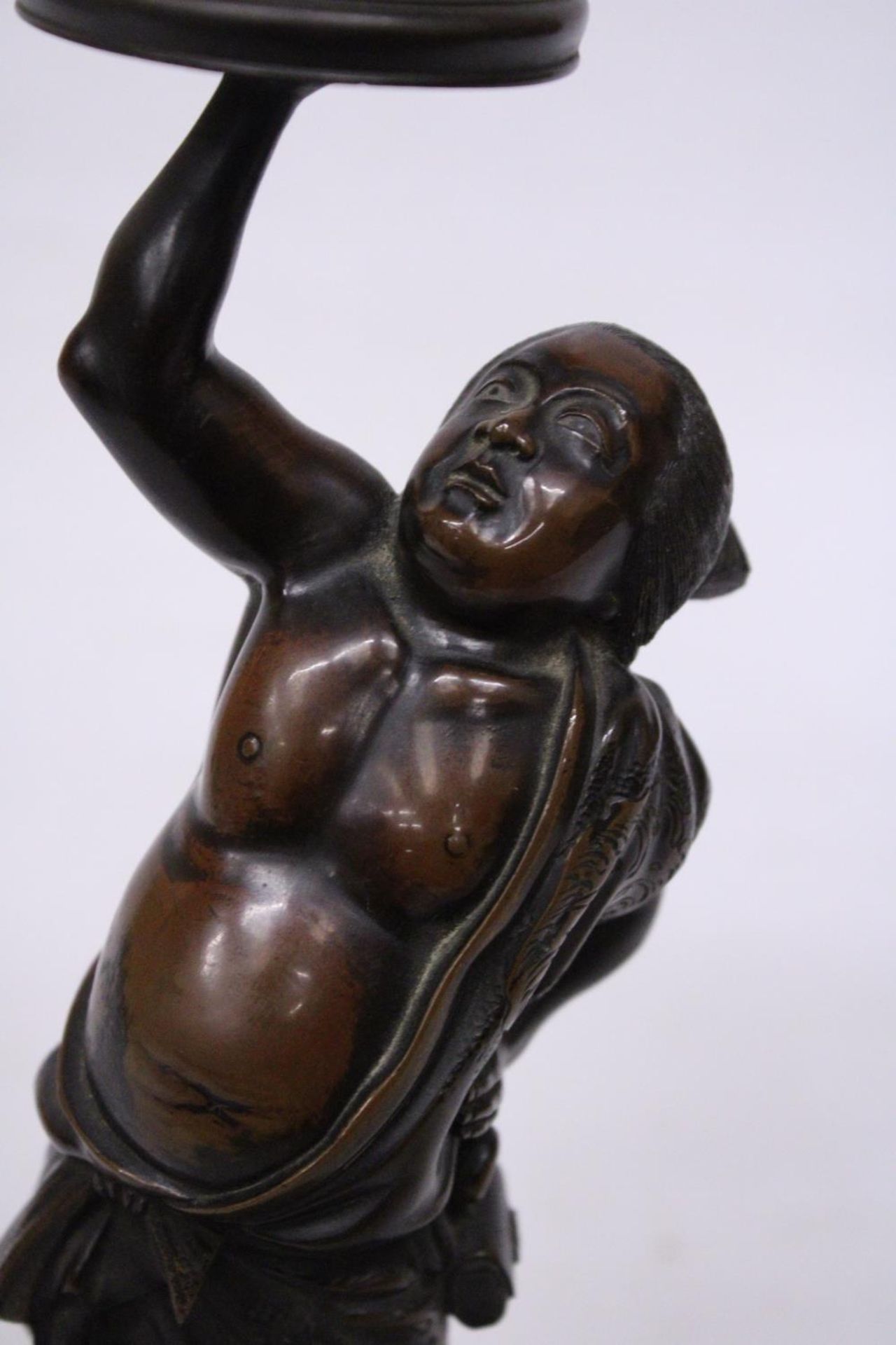 A BRONZE MEIJI PERIOD STATUE OF A FIGURE HOLDING A VASE WITH COVER - Image 6 of 7
