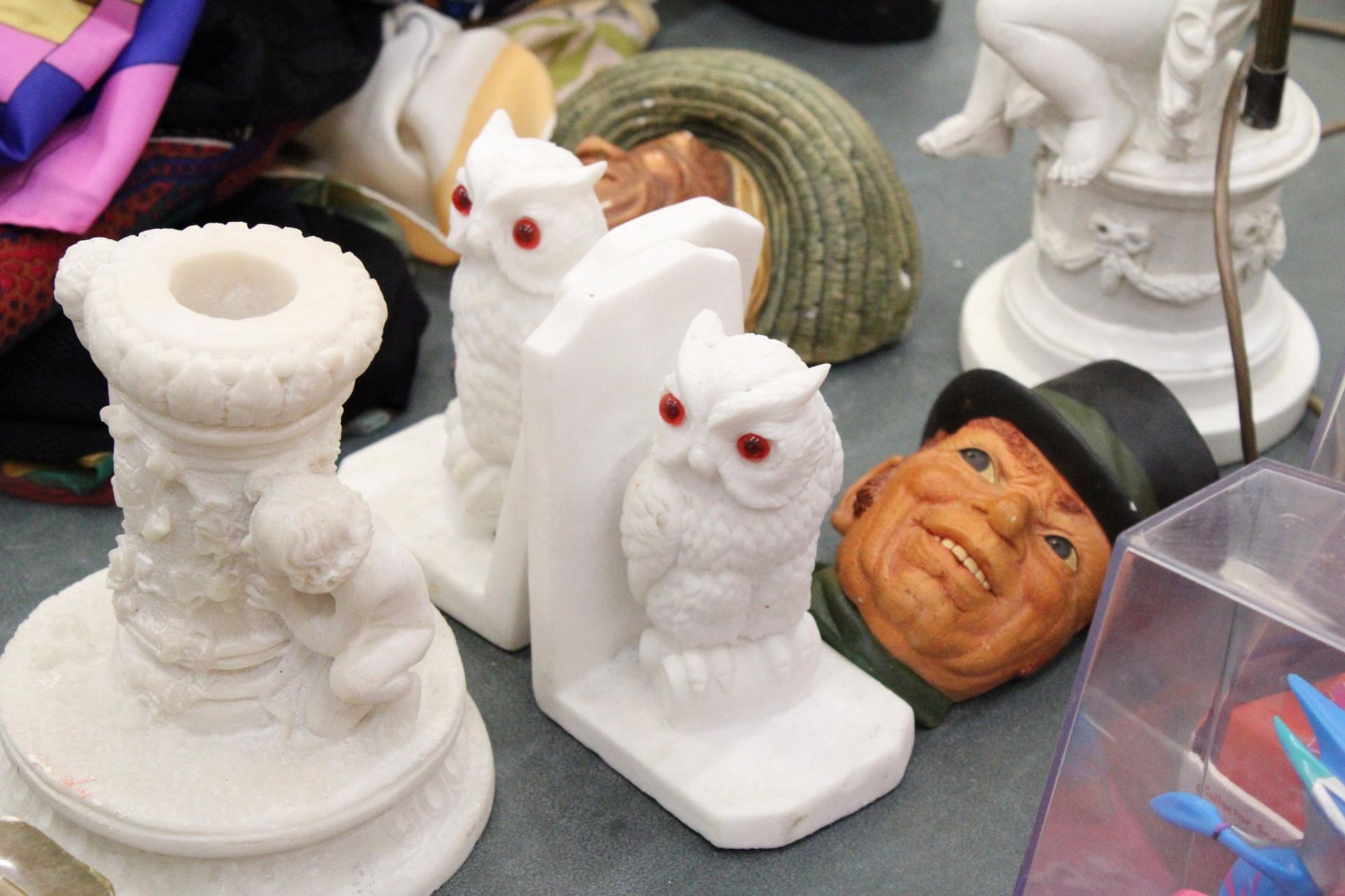 A MIXED LOT TO INCLUDE TWO BOSSUN'S STYLE CHALK HEADS, A PAIR OF ONYX BOOKENDS, A FURTHER PAIR OF - Image 3 of 5