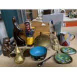 A MIXED LOT TO INCLUDE A ORIENTAL ENAMEL BOWL AND TWO TRINKET DISHES, A SMALL VINTAGE SOLID BRASS