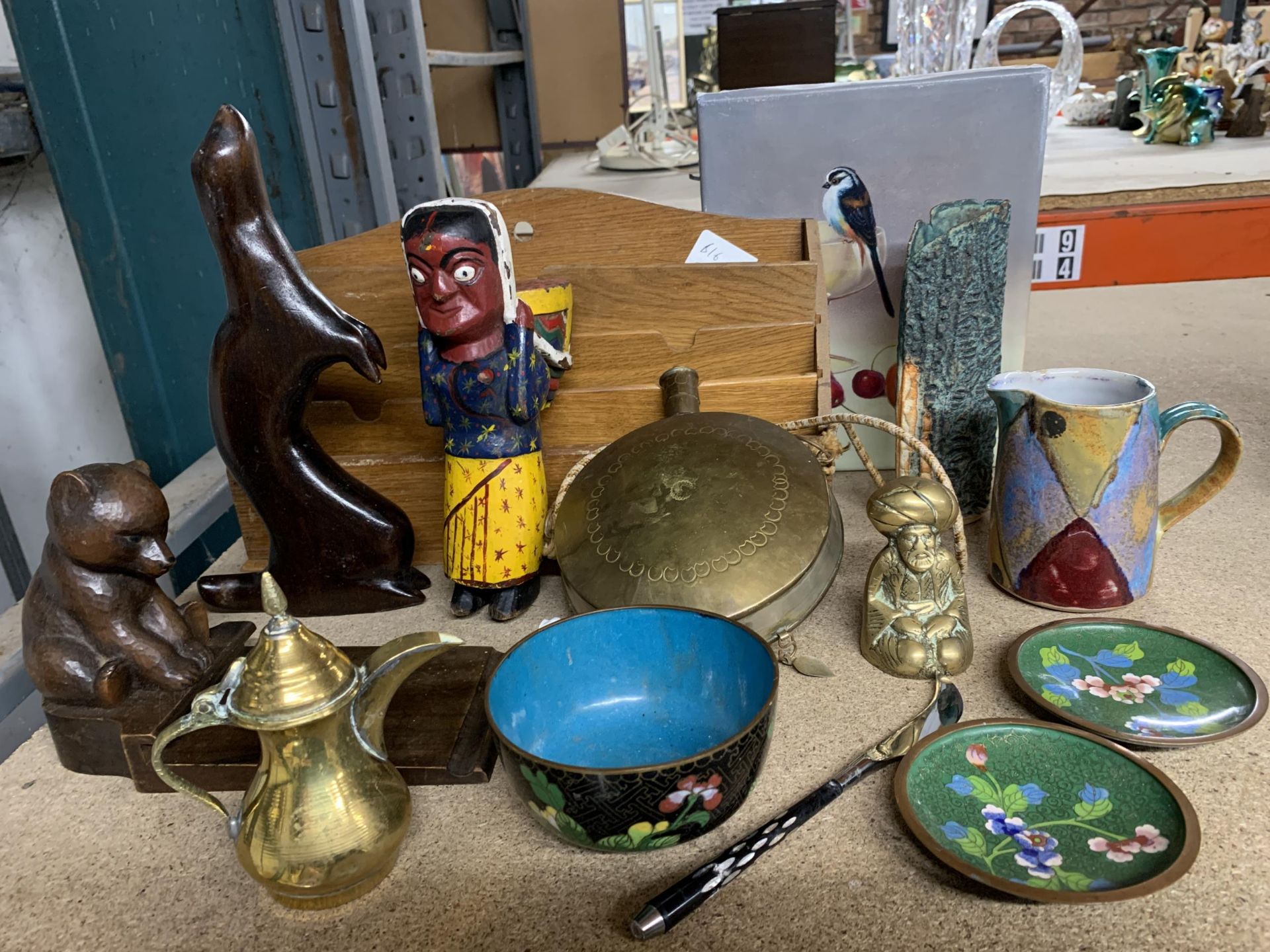 A MIXED LOT TO INCLUDE A ORIENTAL ENAMEL BOWL AND TWO TRINKET DISHES, A SMALL VINTAGE SOLID BRASS