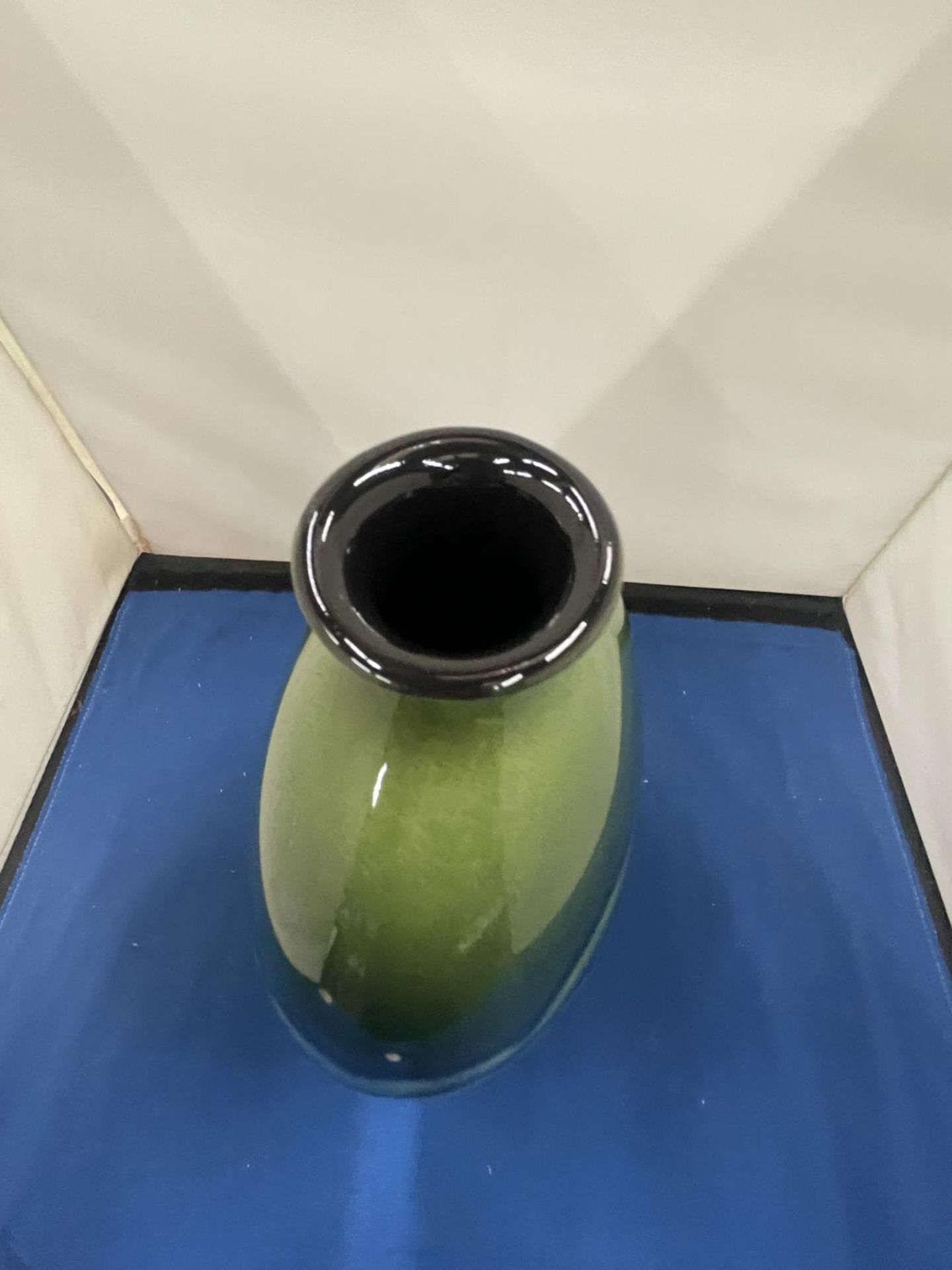 A POOLE POTTERY BOTTLE VASE MAYA DESIGN WITH ORIGINAL BOX 23CM TALL - Image 7 of 12