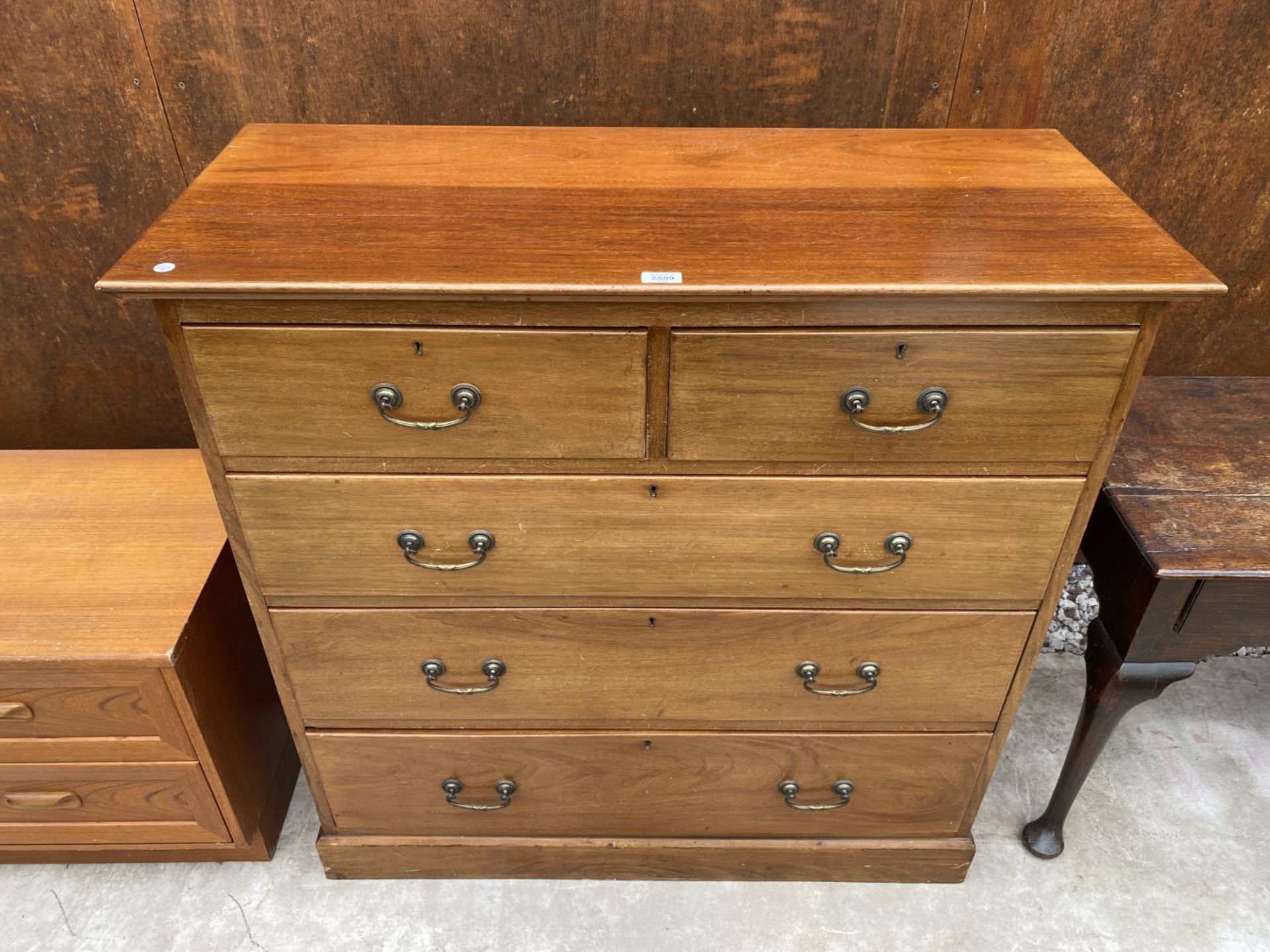 AN EDWARDIAN MAHOGANY CHEST OF TWO SHORT AND THREE LONG GRADUATED DRAWERS, 42" WIDE