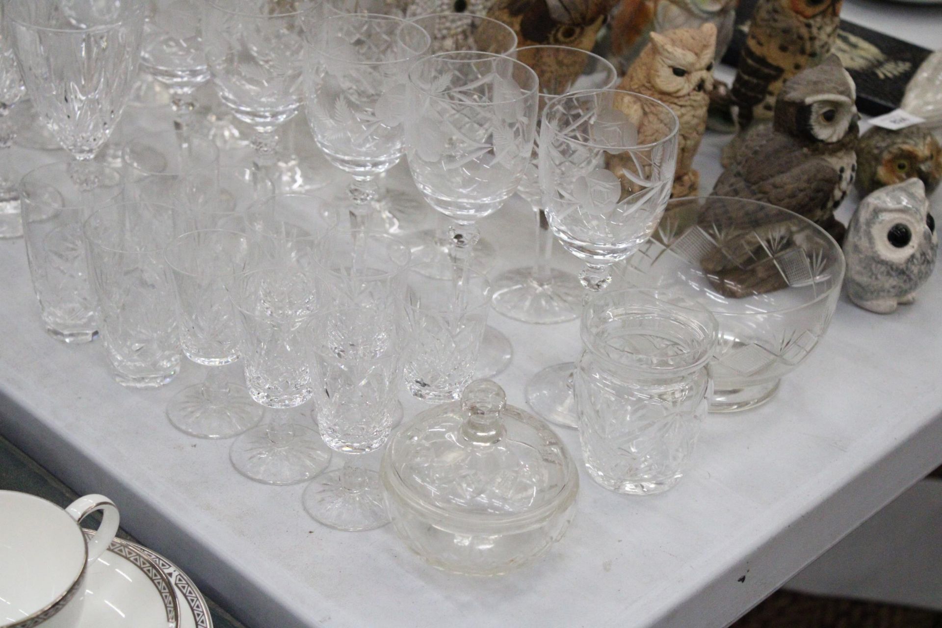 A COLLECTION OF GLASSES TO INCLUDE ETCJED WINE GLASSES, SHERRY, ETC - Image 2 of 5