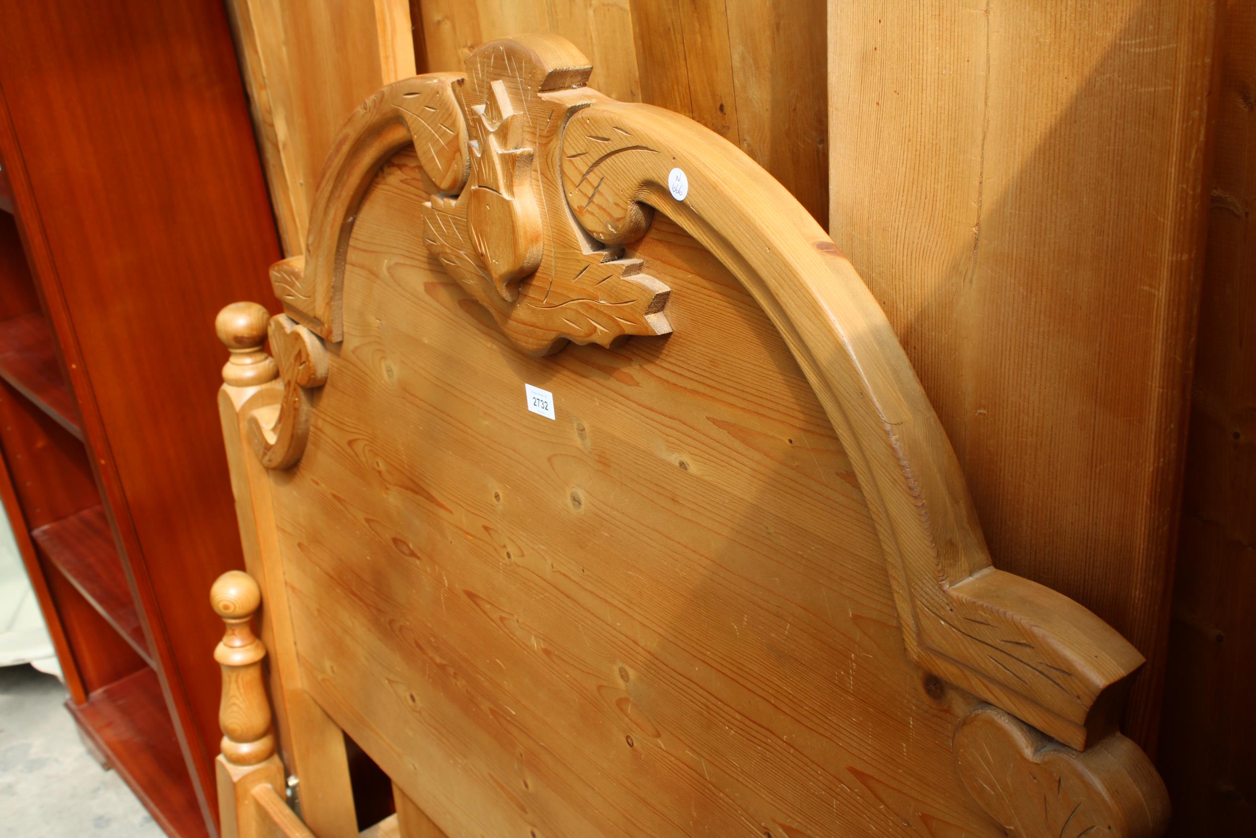 A VICTORIAN STYLE PINE 4'6" BEDSTEAD - Image 2 of 3