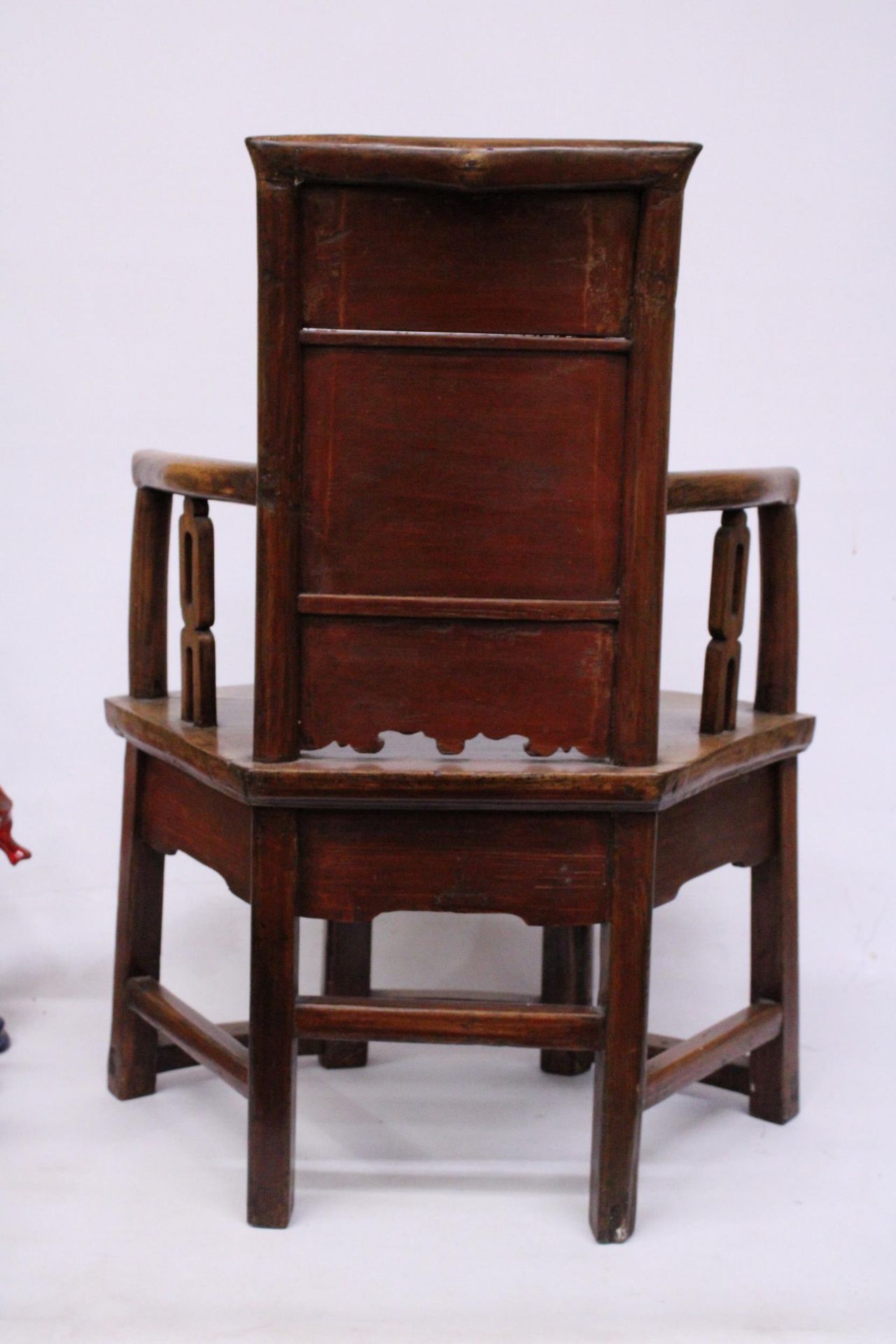 A CHINESE ELM CARVED CHILDS CHAIR - Image 5 of 6