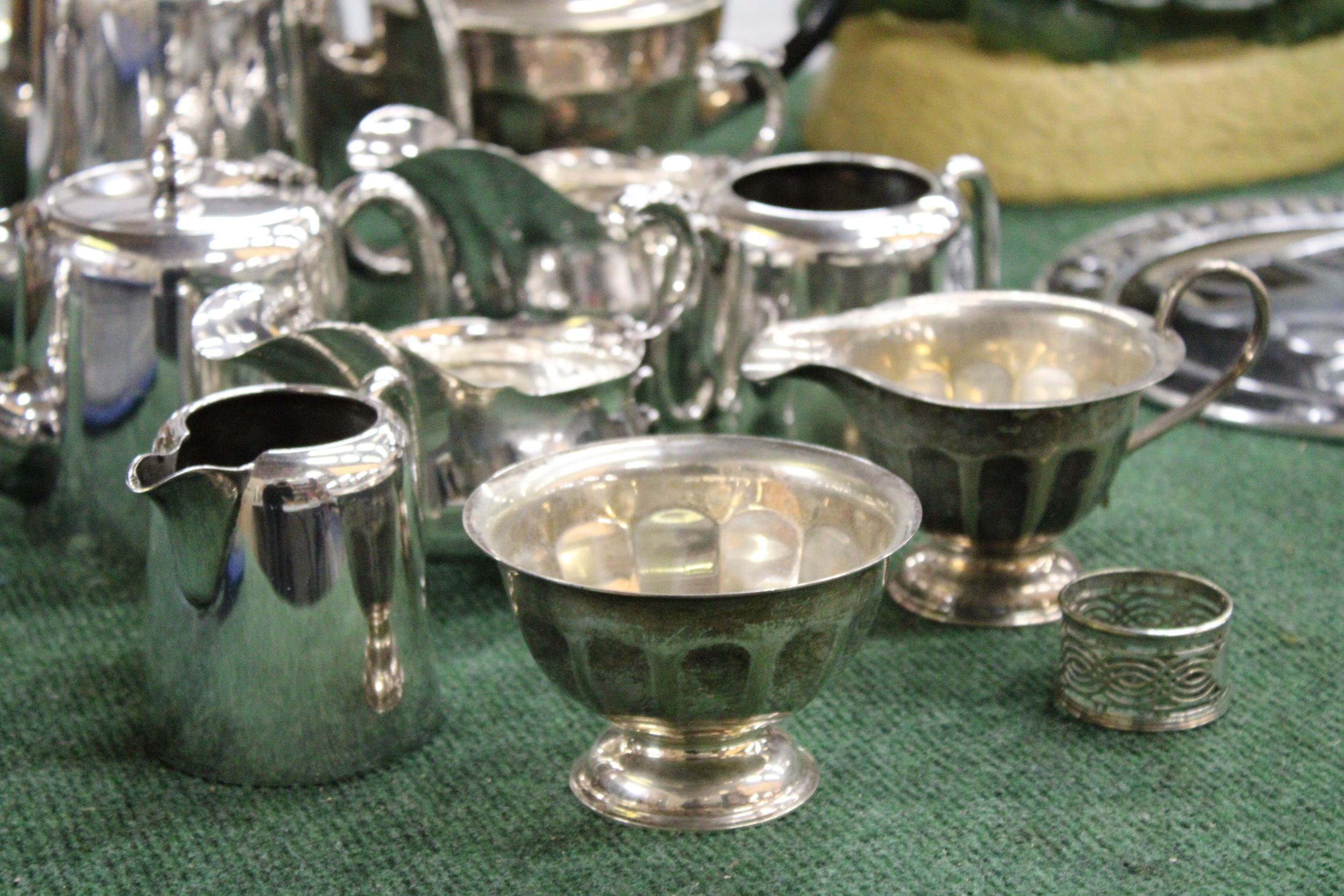 A QUANTITY OF SILVER PLATED ITEMS TO INCLUDE TEAPOTS, COFFEE POT, JUGS, SUGAR BOWLS AND A NAPKIN - Image 2 of 5
