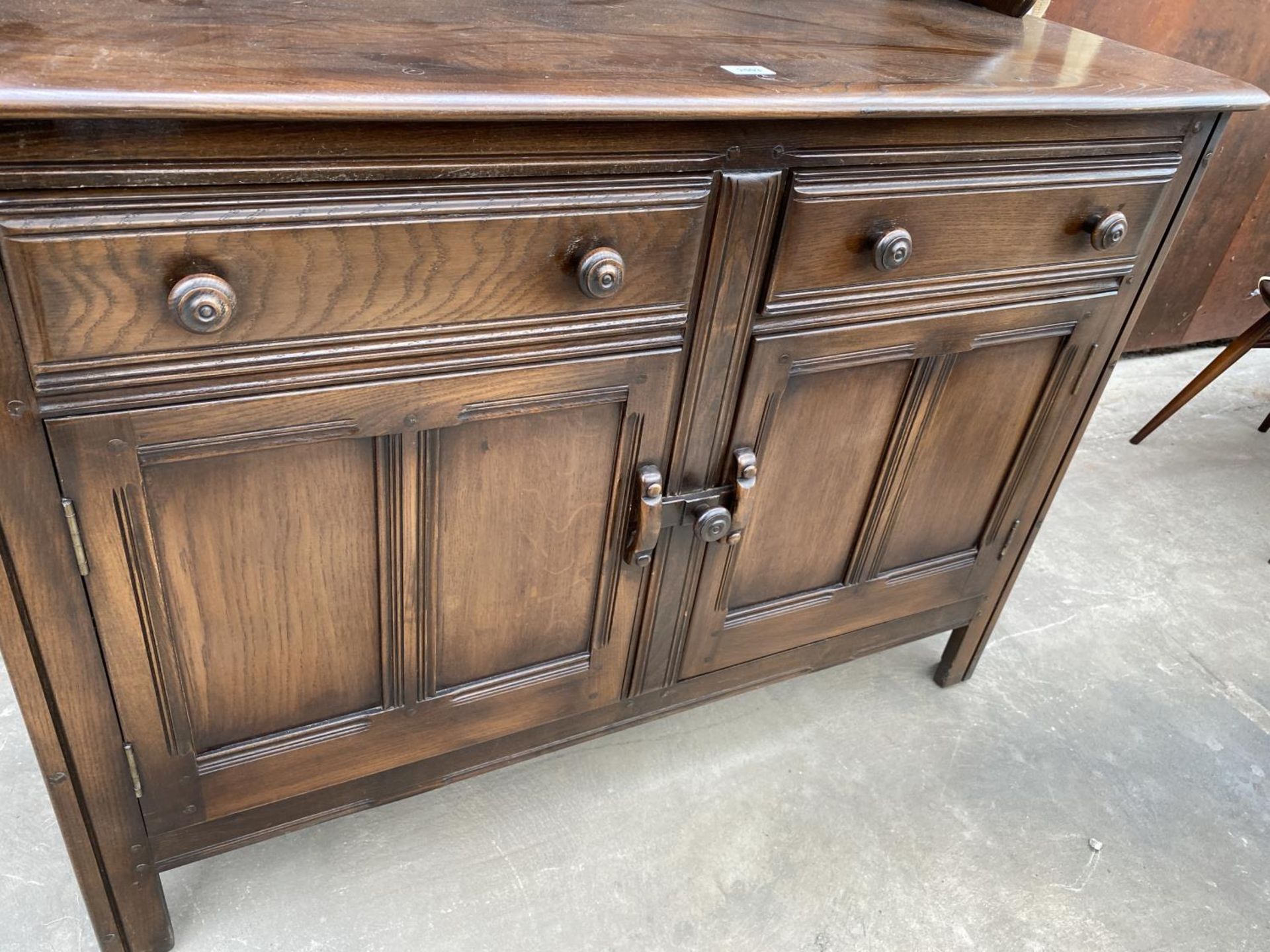 AN ELM ERCOL BLUE LABEL DRESSER ENCLOSING TWO DRAWERS AND TWO CUPBOARDS WITH PLATE RACK, 48" WIDE - Image 4 of 8