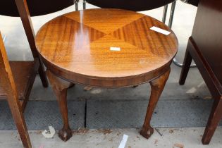 A MID 20TH CENTURY 24" DIAMETER COFFEE TABLE ON CABRIOLE LEGS WITH BALL AND CLAW FEET
