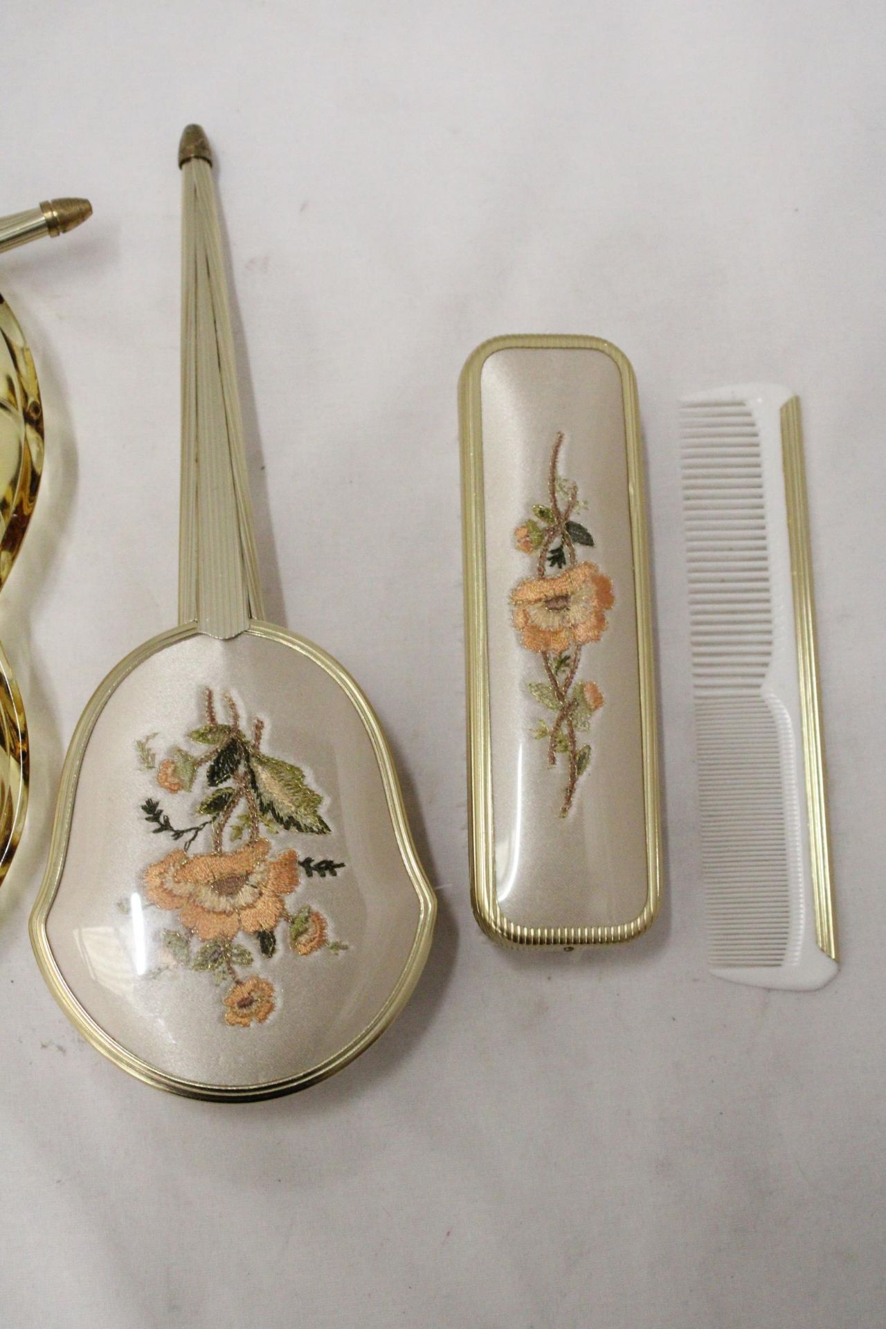 A VINTAGE DRESSING TABLE BRUSH TO INCLUDE, GLAS TRAY, TWO BRUSHES, A MIRROR AND COMB, WITH - Image 3 of 6