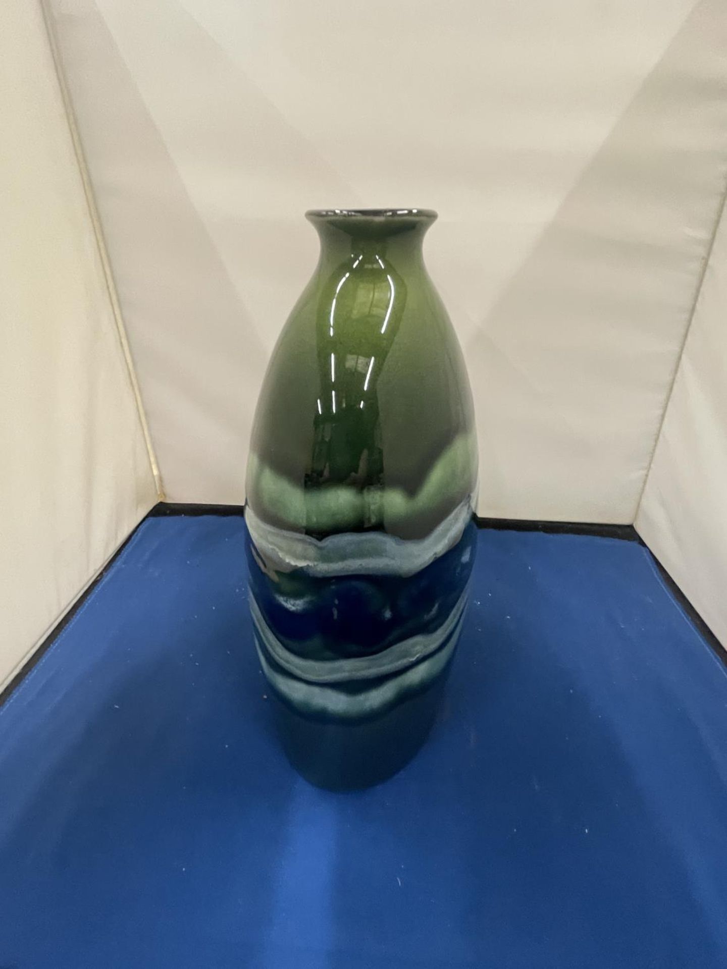 A POOLE POTTERY BOTTLE VASE MAYA DESIGN WITH ORIGINAL BOX 23CM TALL - Image 5 of 12