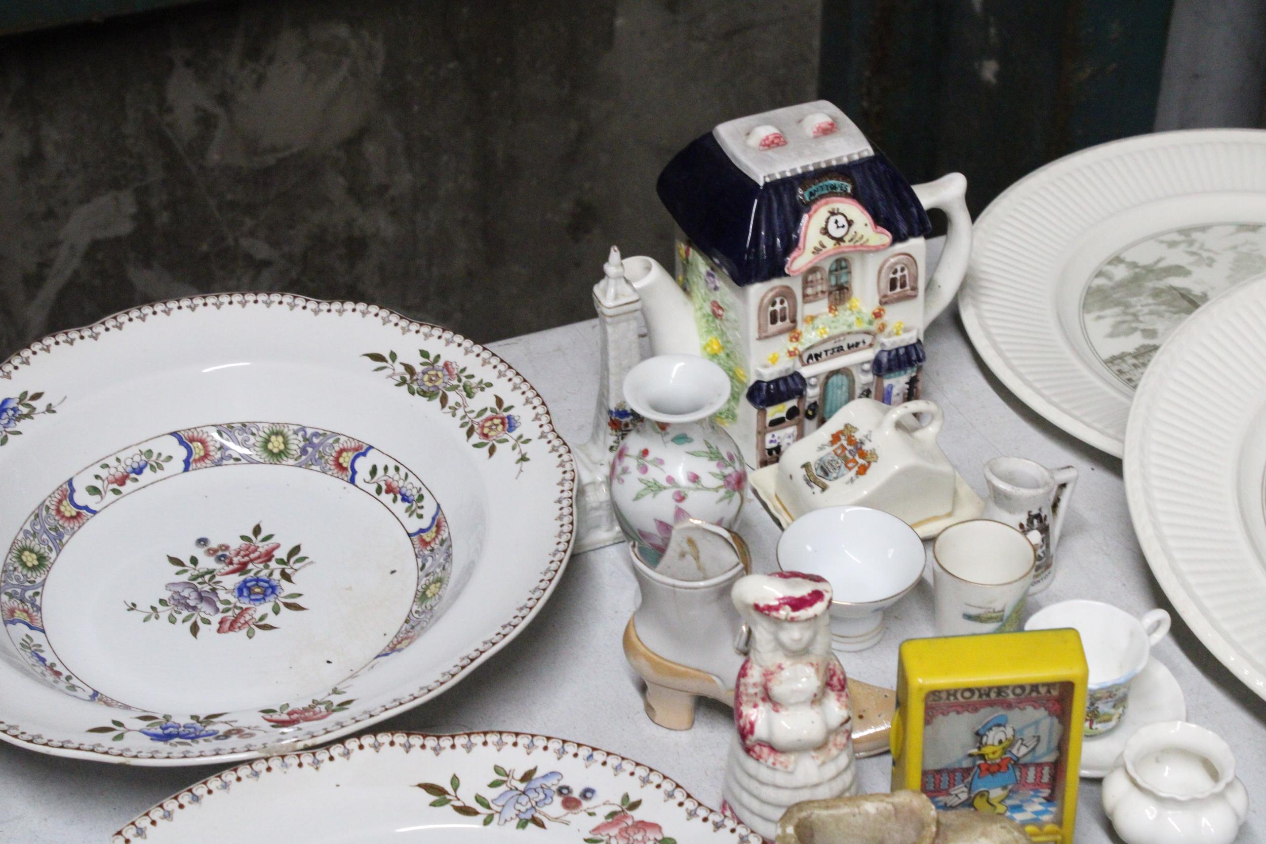 A MIXED LOT OF CERAMICS TO INCLUDE SPODE LARGE WARING AND GILLOW BOWLS, CABINET PLATES, SMALL CUPS - Image 4 of 5