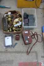 AN ASSORTMENT OF VINTAGE ITEMS TO INCLUDE A KODAK CAMERA AND BRASS DOOR FURNITURE ETC
