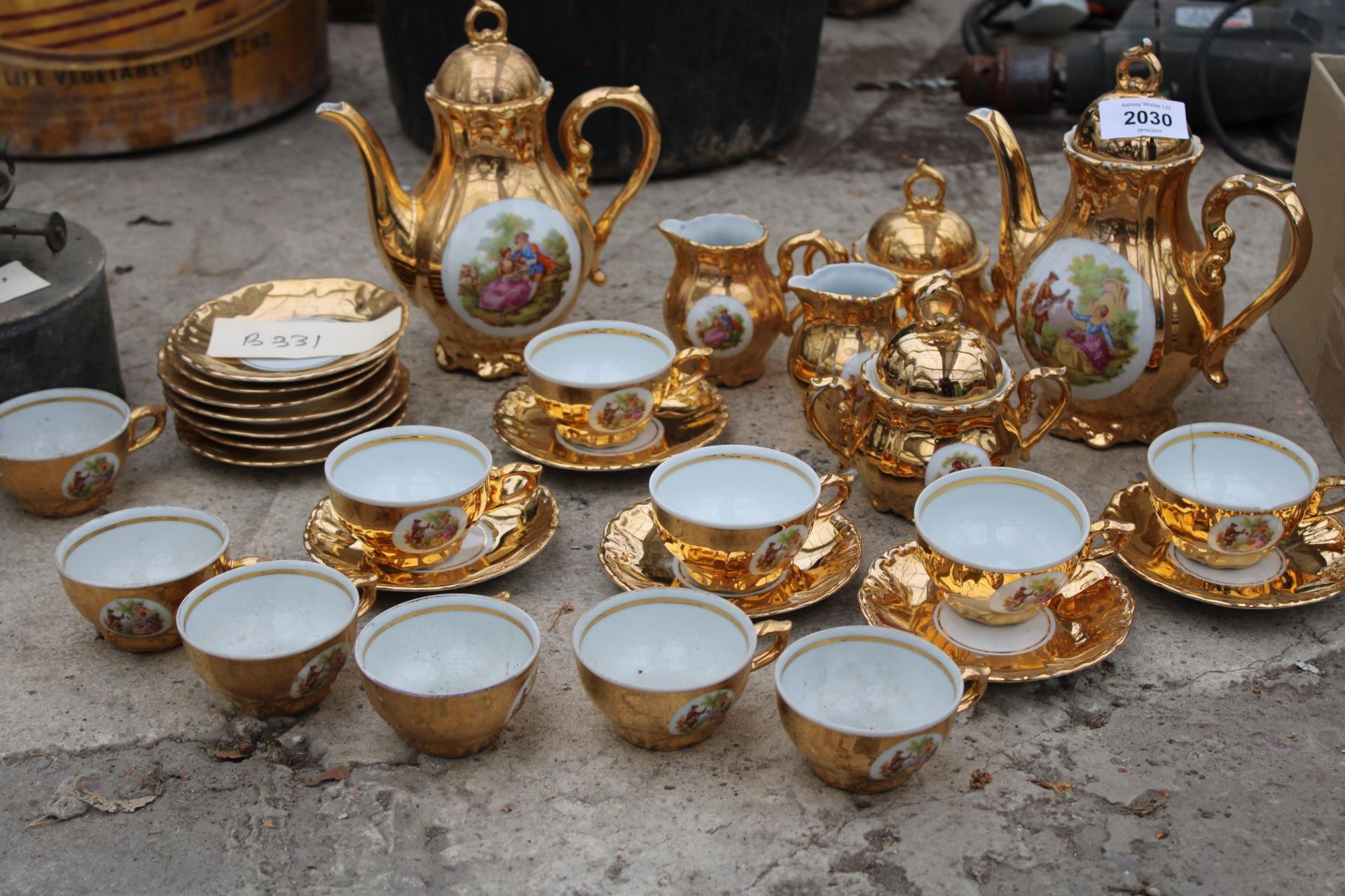 AN ASSORTMENT OF GILT CERAMIC TEA SERVICE ITEMS TO INCLUDE CUPS AND SAUCERS AND TEAPOTS ETC - Image 2 of 2