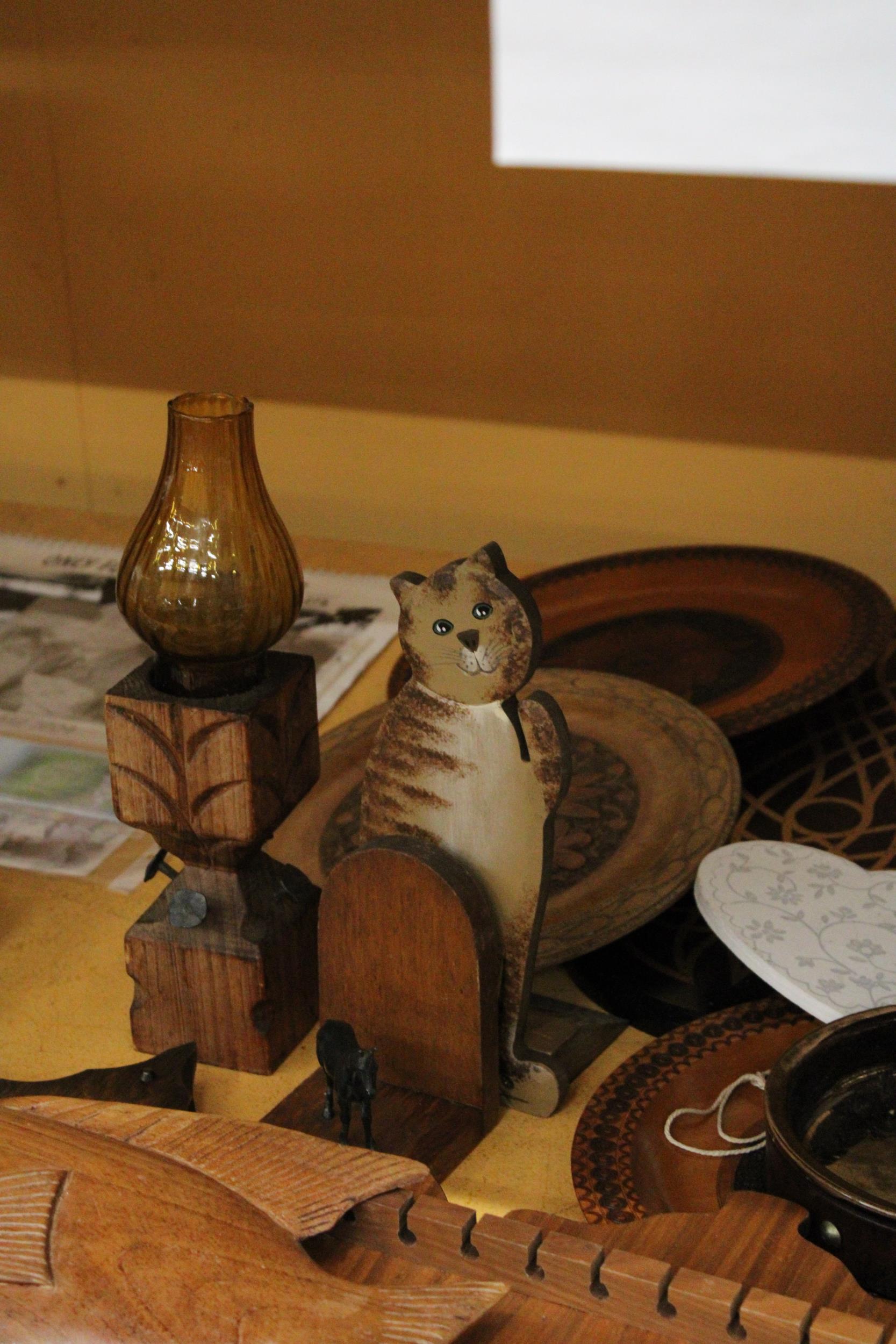 A LARGE QUANTITY OF TREEN ITEMS TO INCLUDE, BOWLS, A PAIR OF WALL LAMPS, BOOK-ENDS, ANIMAL - Image 3 of 6