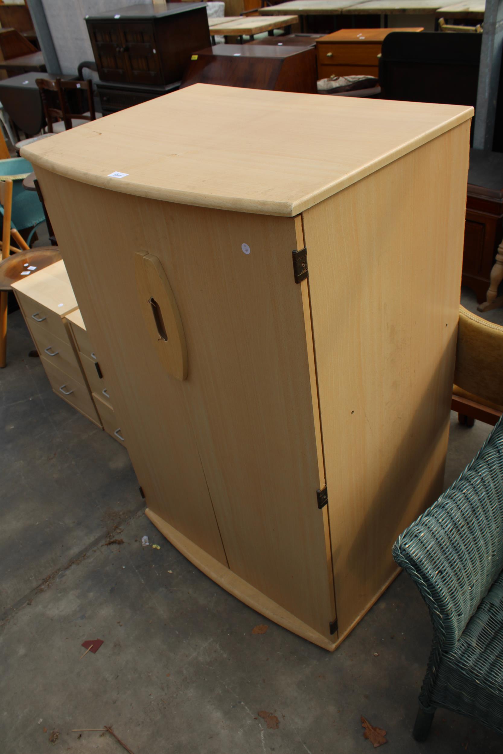 A MODERN TWO DOOR WARDROBE AND A PAIR OF BEDSIDE CHESTS - Image 3 of 4