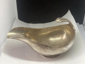 A HALLMARKED CHESTER SILVER GRAVY BOAT GROSS WEIGHT 200.5 GRAMS