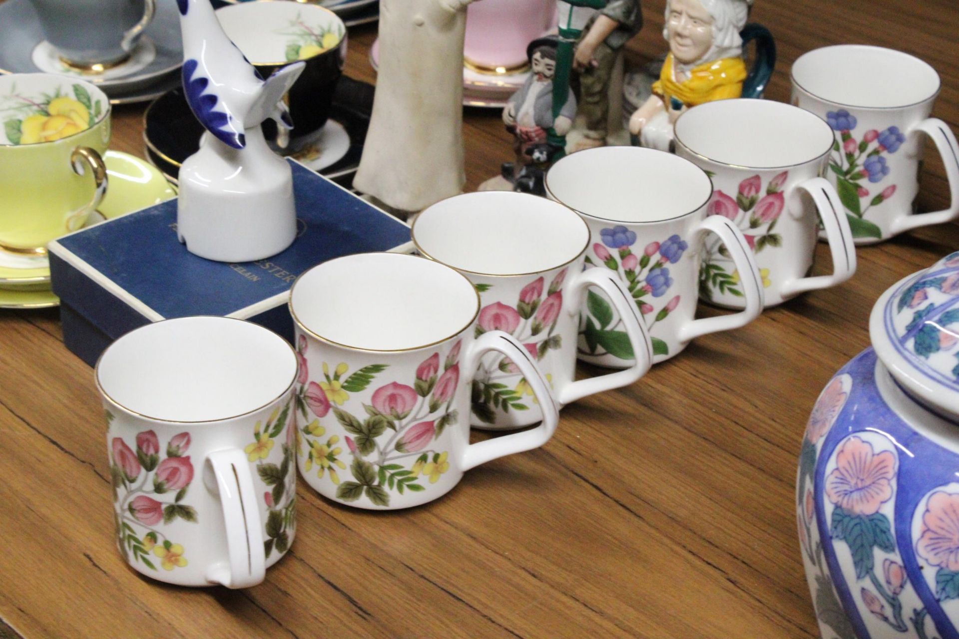 SIX IMPERIAL BONE CHINA TRIOS, SIX CHINA MUGS PLUS FIGURINES AND A BOXED ROYAL WORCESTER PIE FUNNEL - Bild 6 aus 6