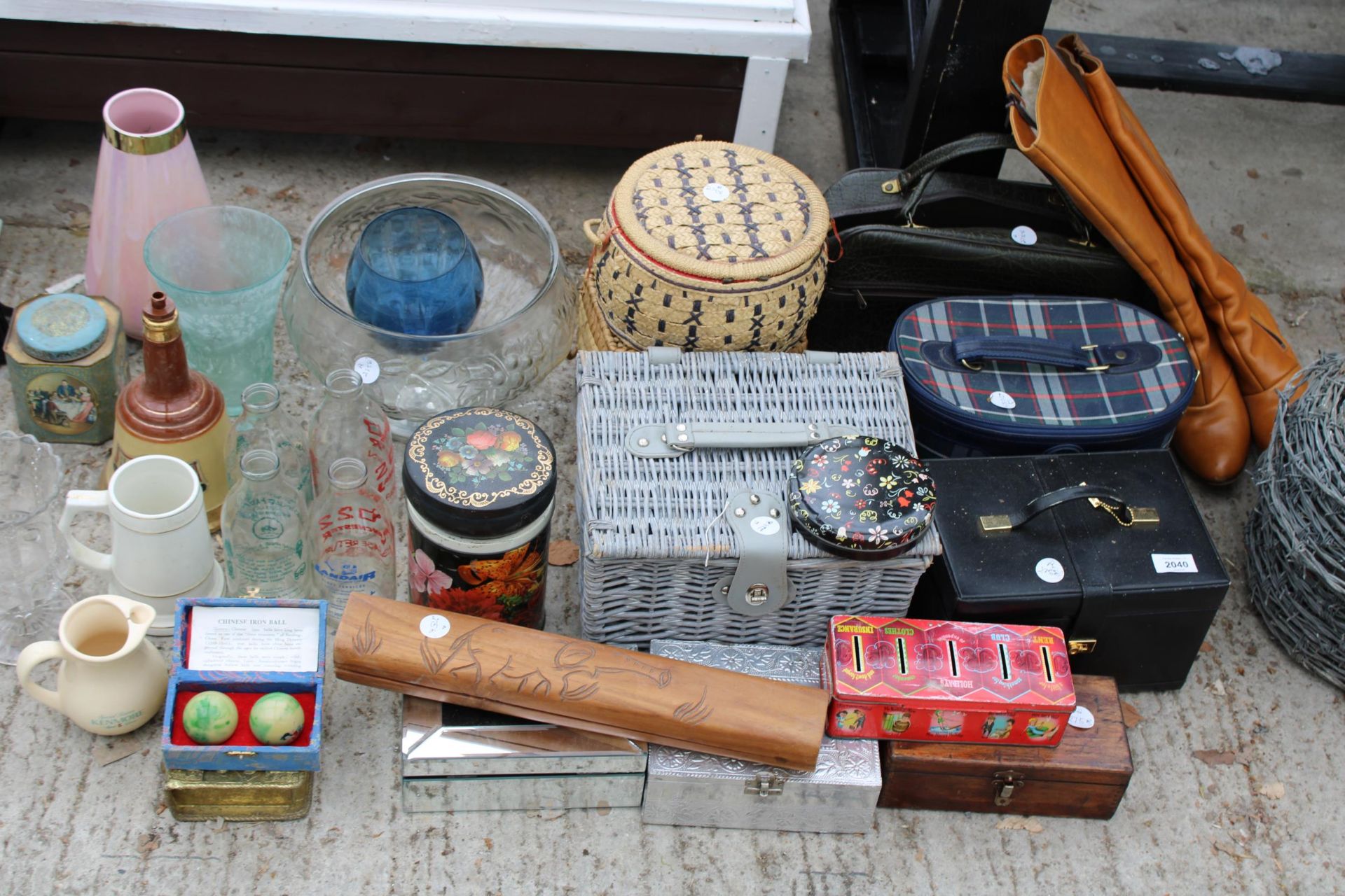 AN ASSORTMENT OF ITEMS TO INCLUDE VANITY CASES, BOOTS AND GLASSWARE ETC - Image 2 of 5