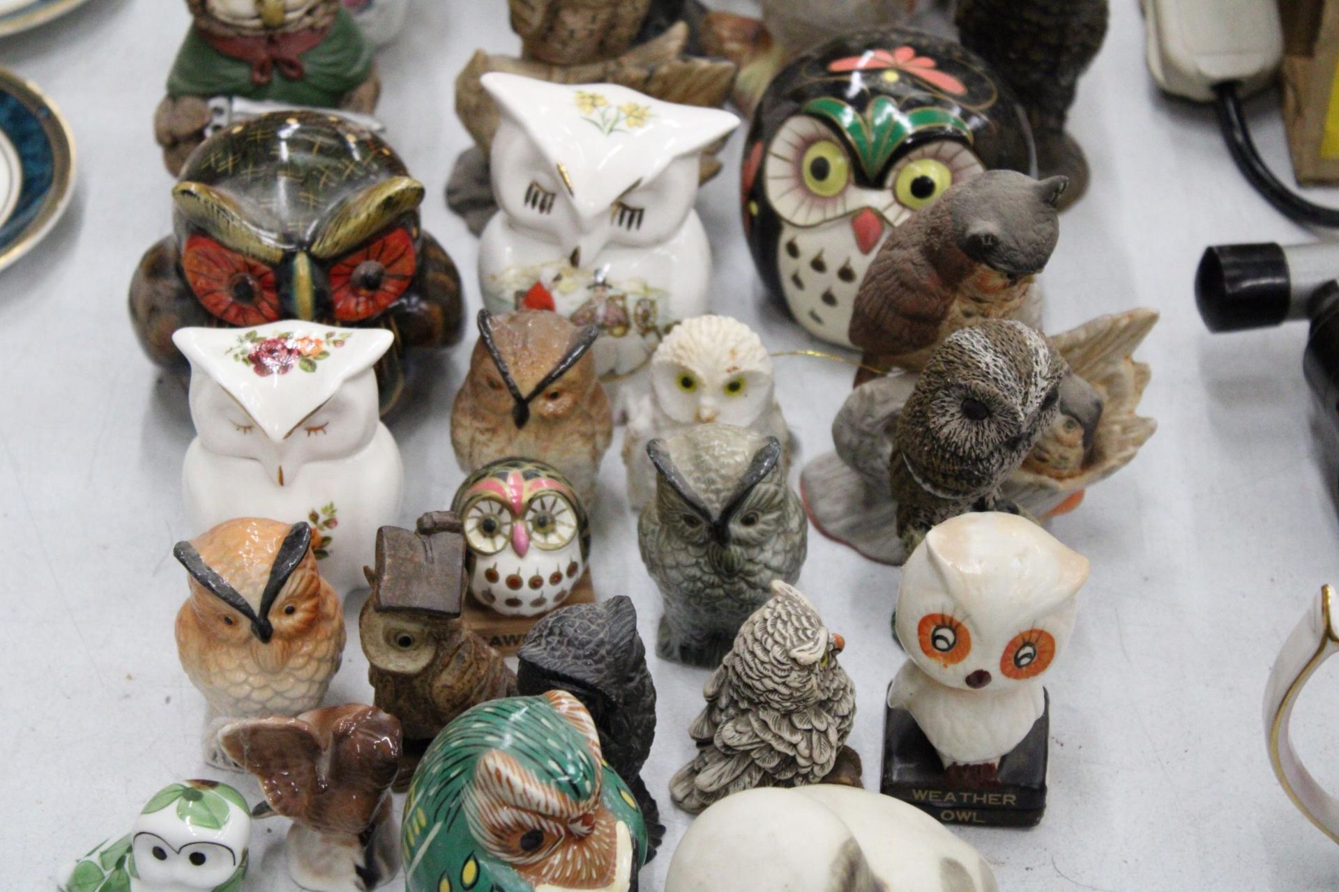 A COLLECTION OF APPROXIMATELY FOURTY OWL ORNAMENTS - Image 4 of 6