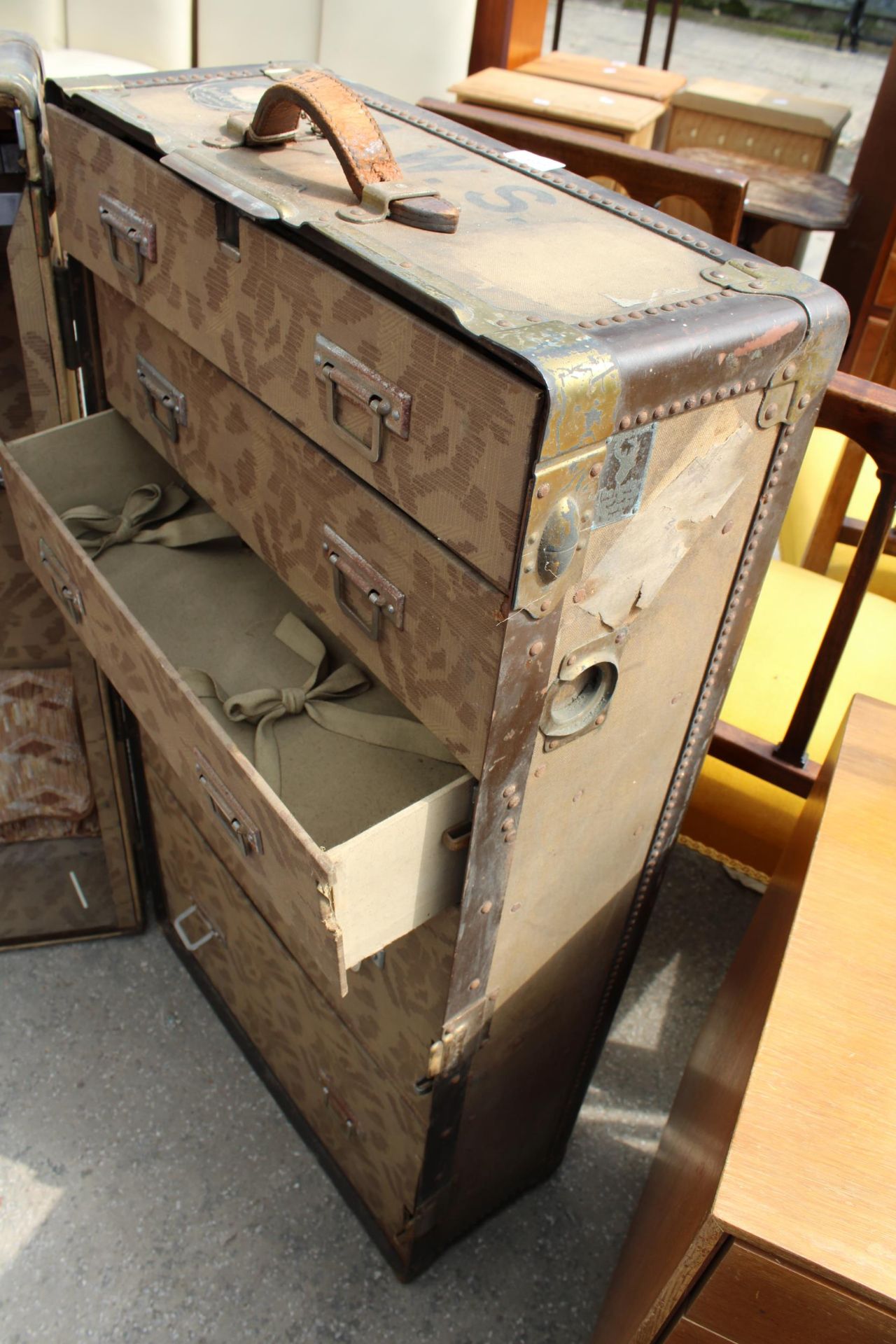 AN EARLY 20TH CENTURY ANTLER LUGGAGE TRAVEL WARDROBE STEAMER TRUNK BEARING VARIOUS TRAVEL LABELS - Image 2 of 16