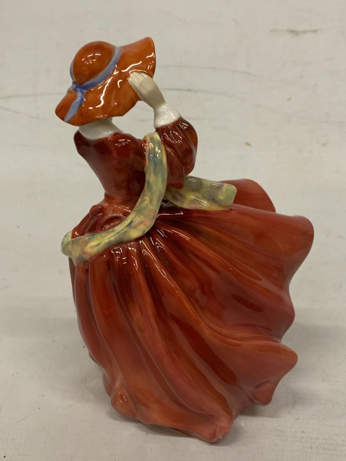 A ROYAL DOULTON FIGURINE "TOP O' THE HILL" HN 1834 - Image 3 of 5