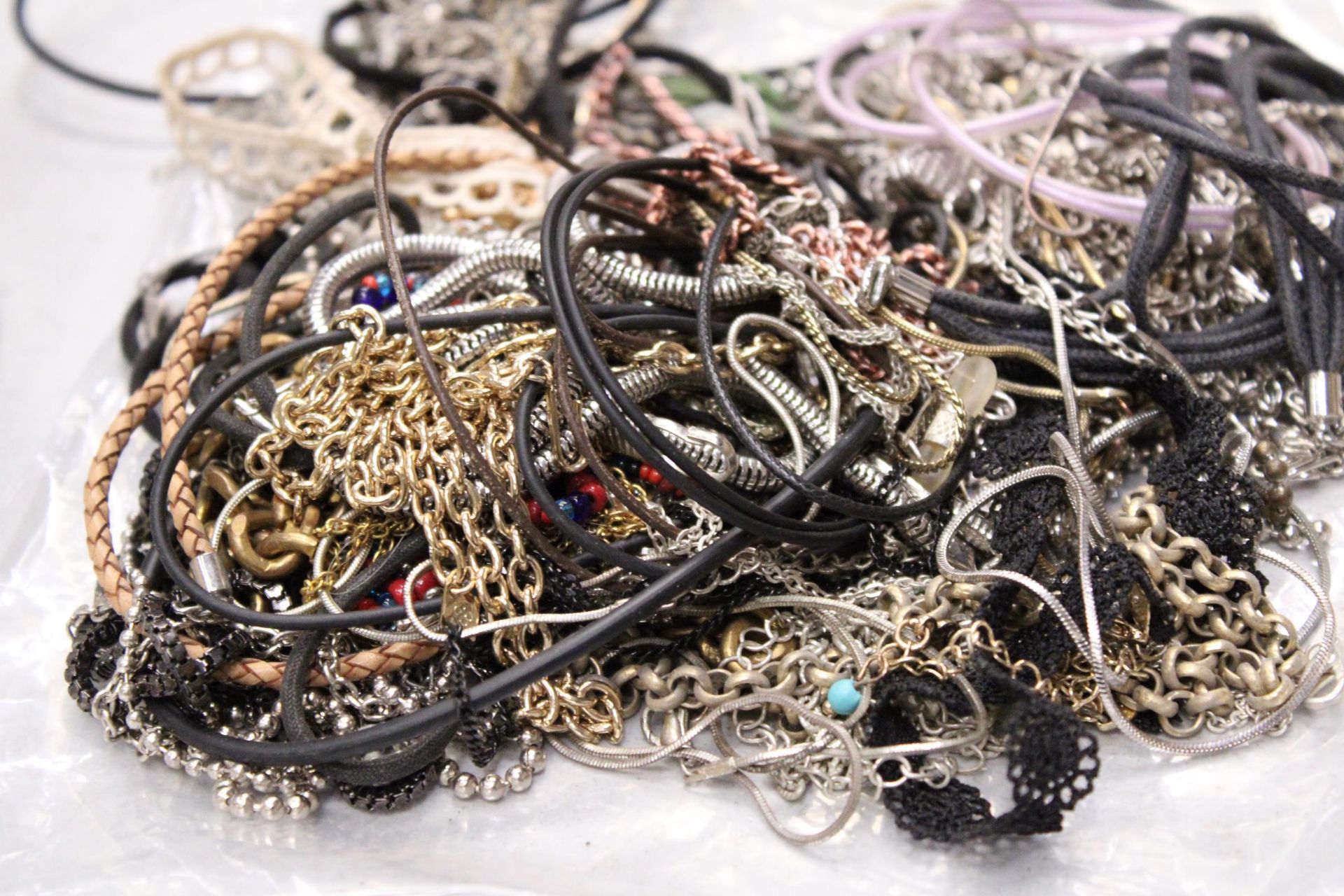 A QUANTITY OF VINTAGE NECKLACES - Image 2 of 6