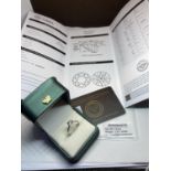 A MARKED 925 ONE CARAT SOLITAIRE MOISSANITE RING, SIZE N/O, WITH PRESENTATION BOX, AND GMA