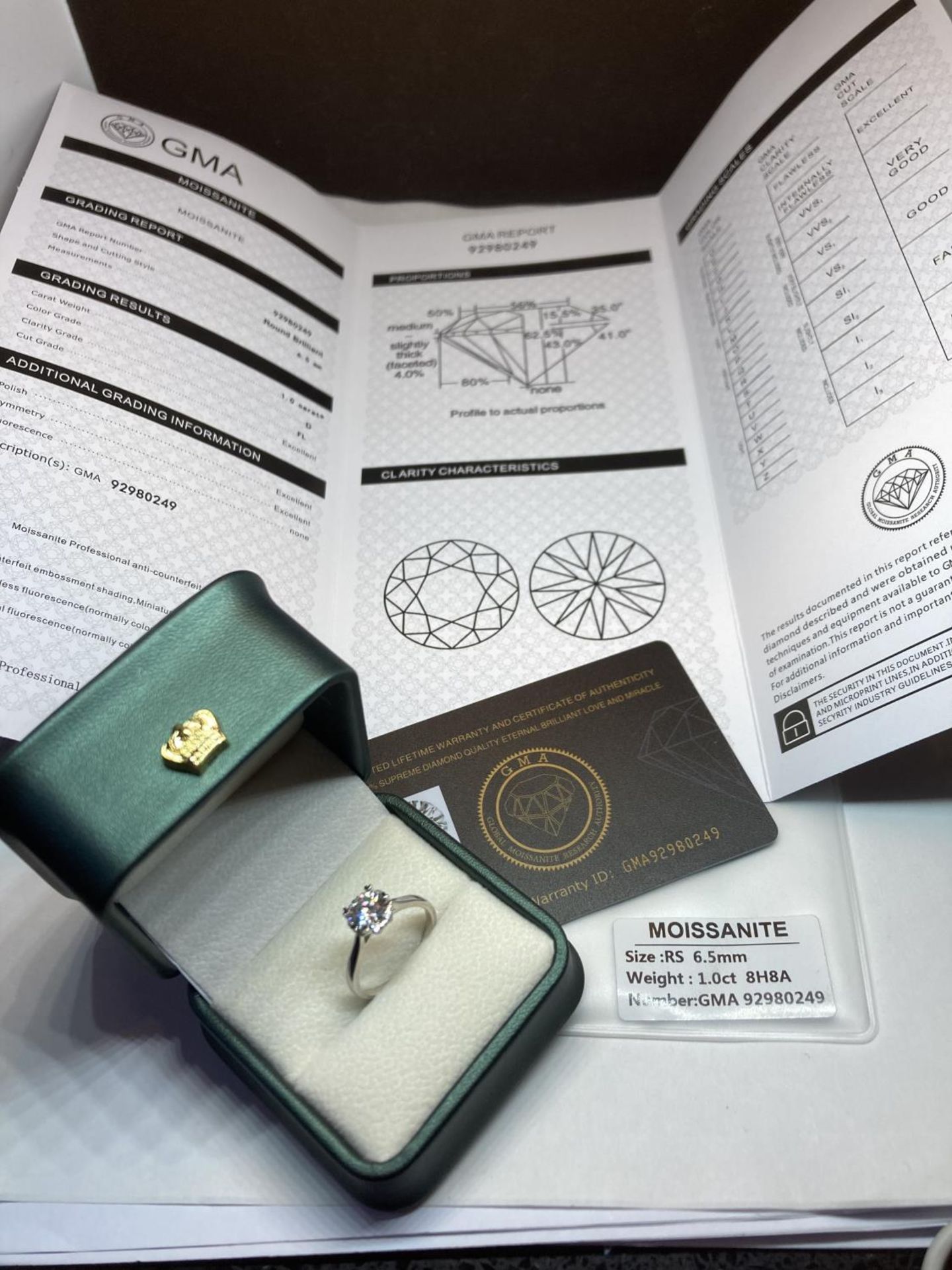 A MARKED 925 ONE CARAT SOLITAIRE MOISSANITE RING, SIZE N/O, WITH PRESENTATION BOX, AND GMA