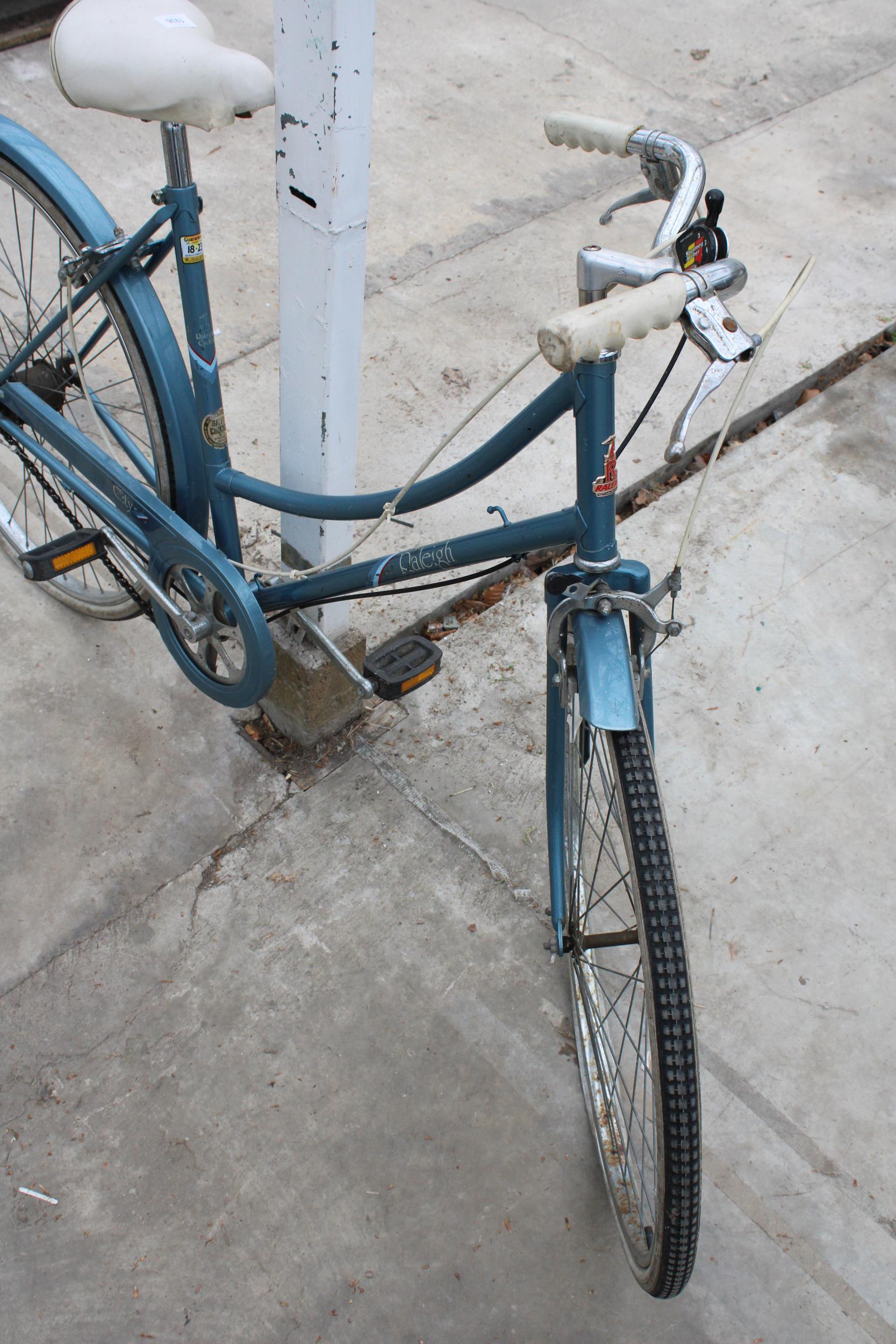 A VINTAGE LADIES RALEIGH SHOPPER BIKE - Image 3 of 3