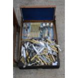 A BOX CONTAINING A LARGE ASSORTMENT OF FLATWARE