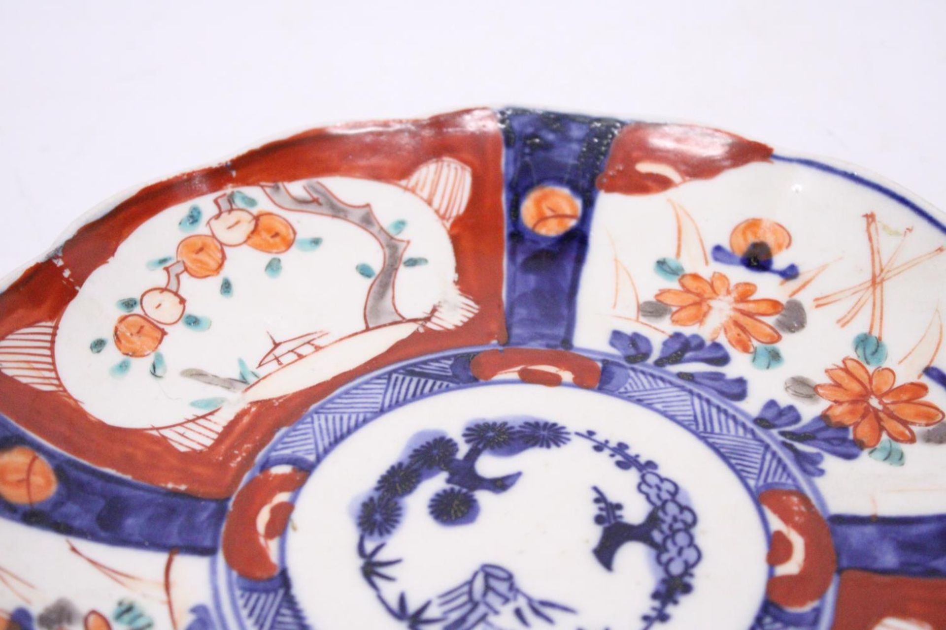 TWO ANTIQUE JAPANESE IMARI HAND PAINTED LOBED EDGED PLATES - 21 AND 22 CM - Bild 5 aus 6