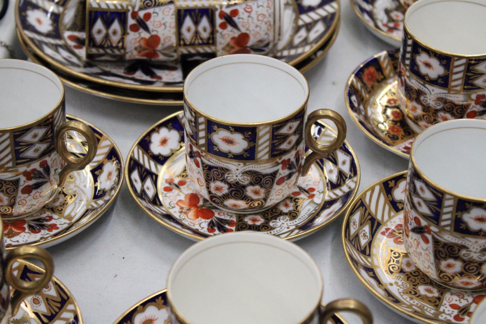 A LARGE QUANTITY OF VINTAGE 'IMARI' PATTERNED TEAWARE TO INCLUDE A SUGAR BOWL, CREAM JUG, CUPS, - Image 4 of 6