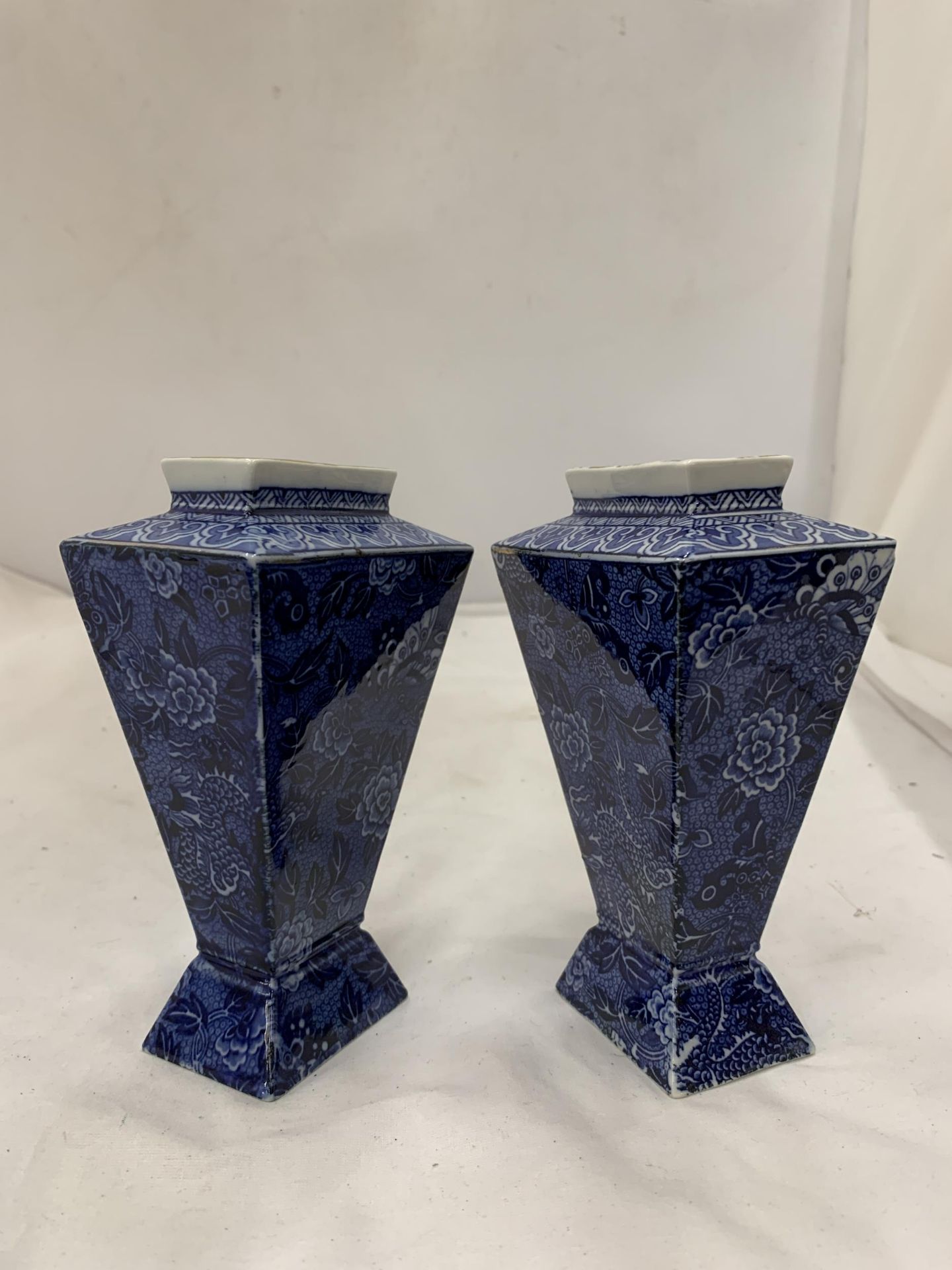 A PAIR OF EARLY 20TH CENTURY, SHELLEY, 'BLUE DRAGON' VASES, HEIGHT 15CM - Image 2 of 9