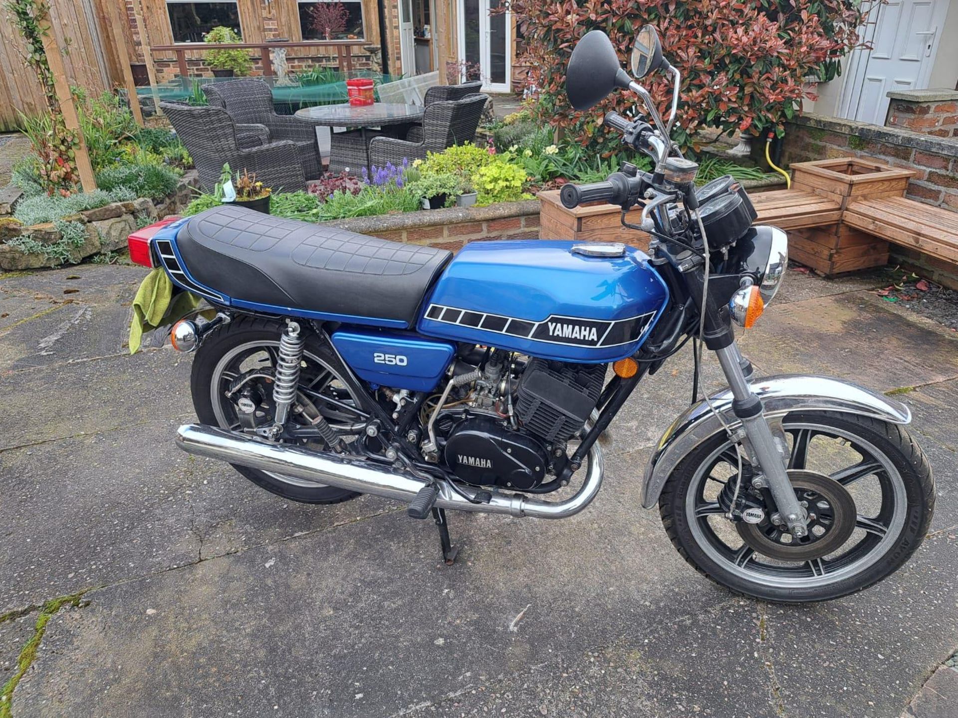 A YAMAHA RD 250 MOTORCYCLE, MILEAGE AT CATALOGING 29152, INVOICES FOR PARTS AND PREVIOUS MOTs - ON A - Image 2 of 5