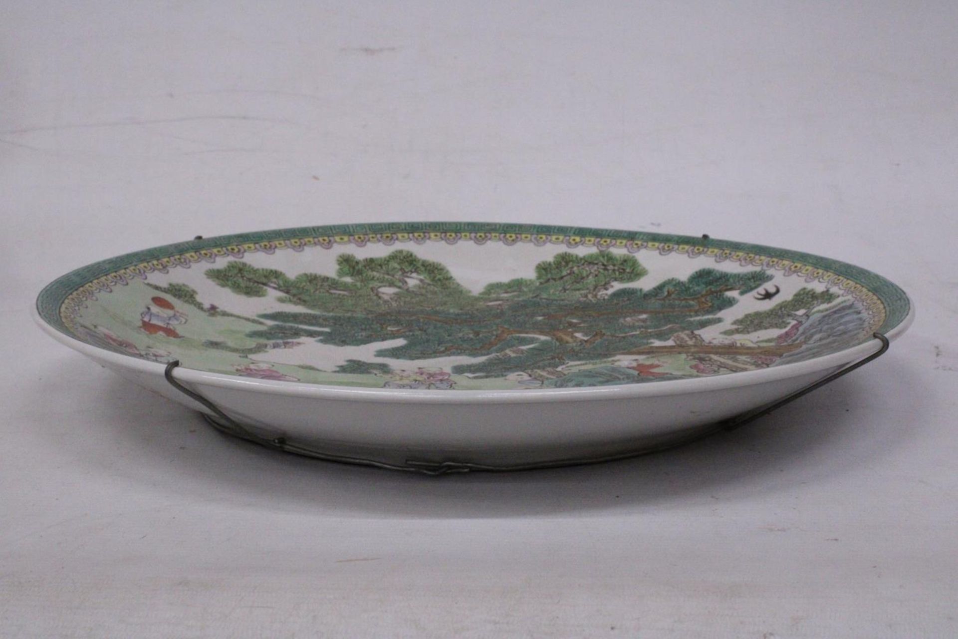 A LARGE CHINESE FAMILLE VERTE CHARGER WITH BOYS AT PLAY SCENE, FOUR CHARACTER MARK TO BASE - Image 3 of 6