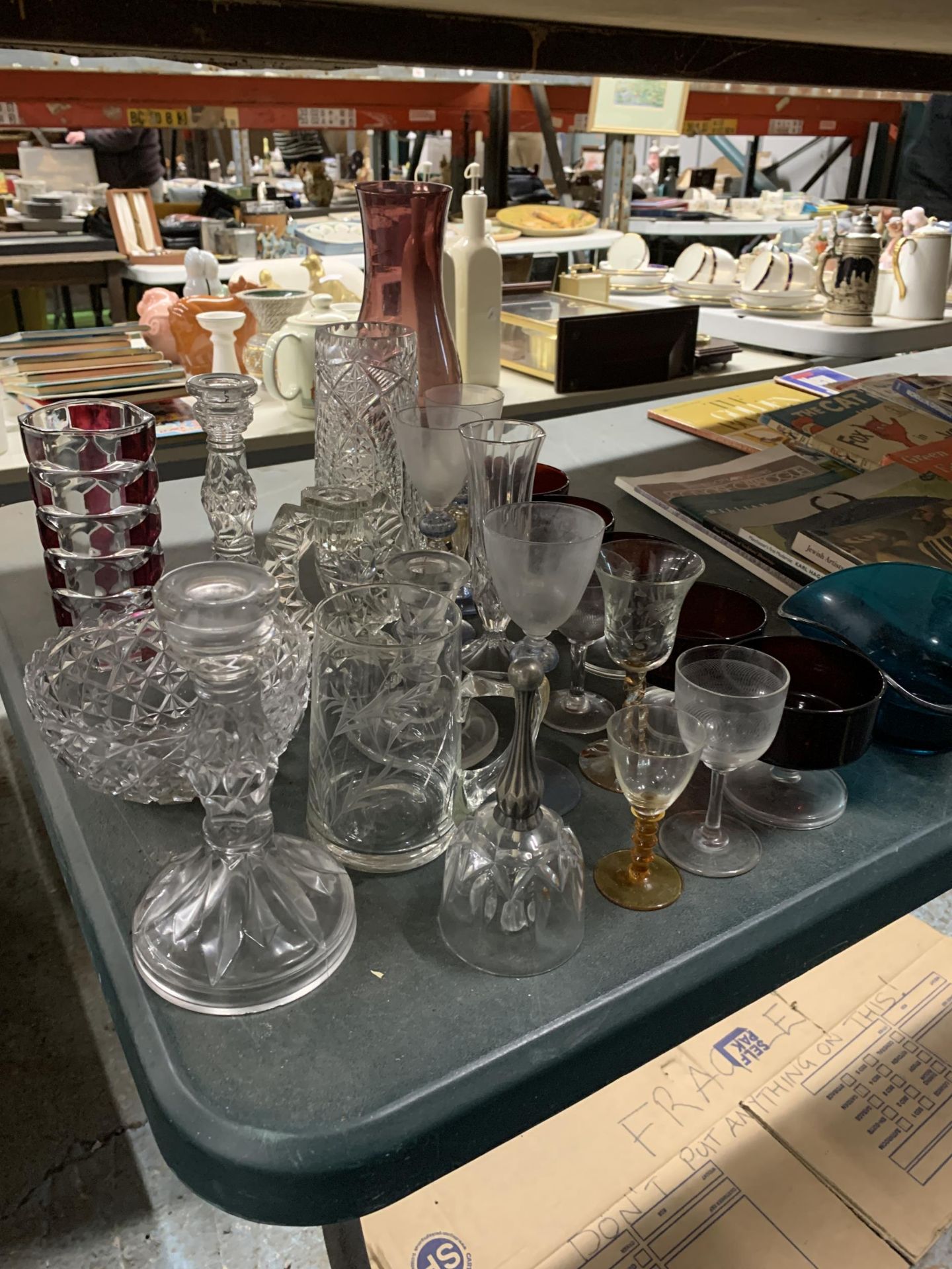 A MIXED LOT OF GLASSEWARE TO INCLUDE CANDLESTICKS, VASES, DESSERT BOWLS ETC - Bild 4 aus 4