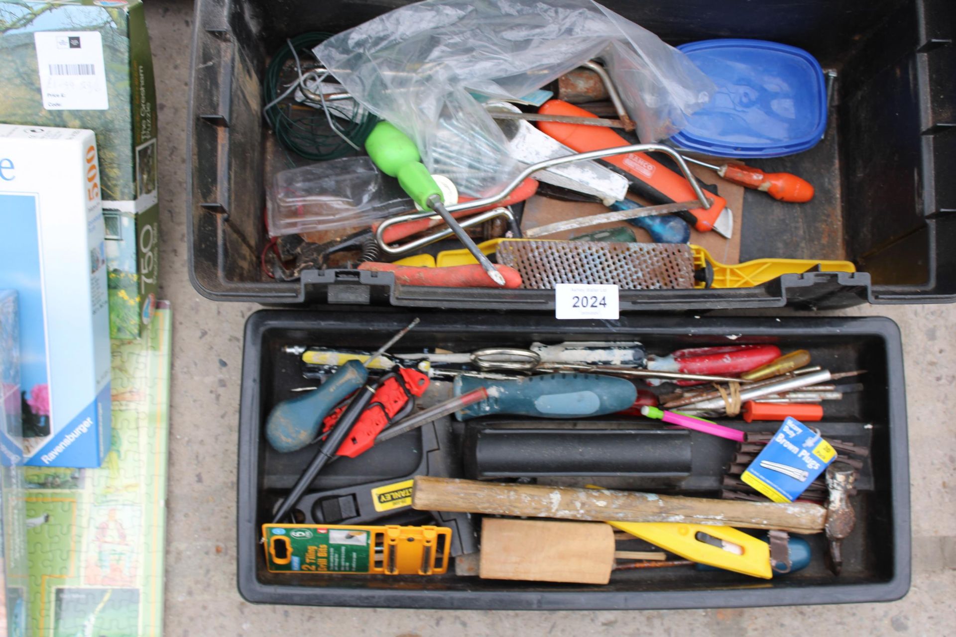 A PLASTIC TOOL BOX WITH AN ASSORTMENT OF TOOLS TO INCLUDE SCREW DRIVERS AND A HAMMER ETC - Image 2 of 2