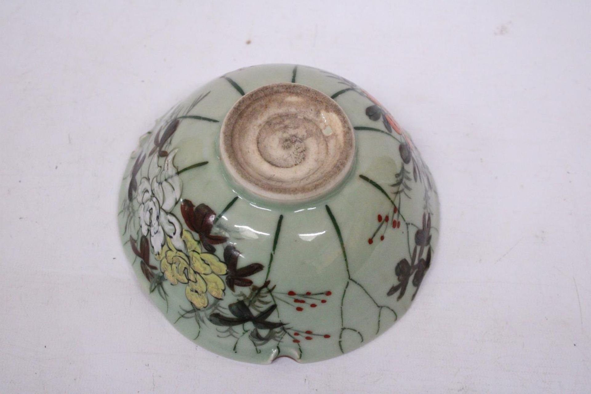 A CHINESE PORCELAIN GLAZED FOOTED BOWL WITH FLORAL DECORATION - Image 6 of 7