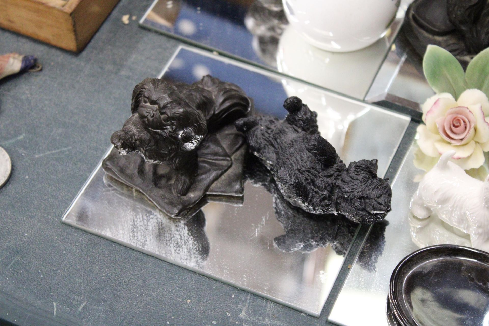 A QUANTITY OF ITEMS TO INCLUDE DOG FIGURES, A SCOTTIE DOG SALT AND PEPPER SET, CERAMIC ROSES, A - Image 5 of 5