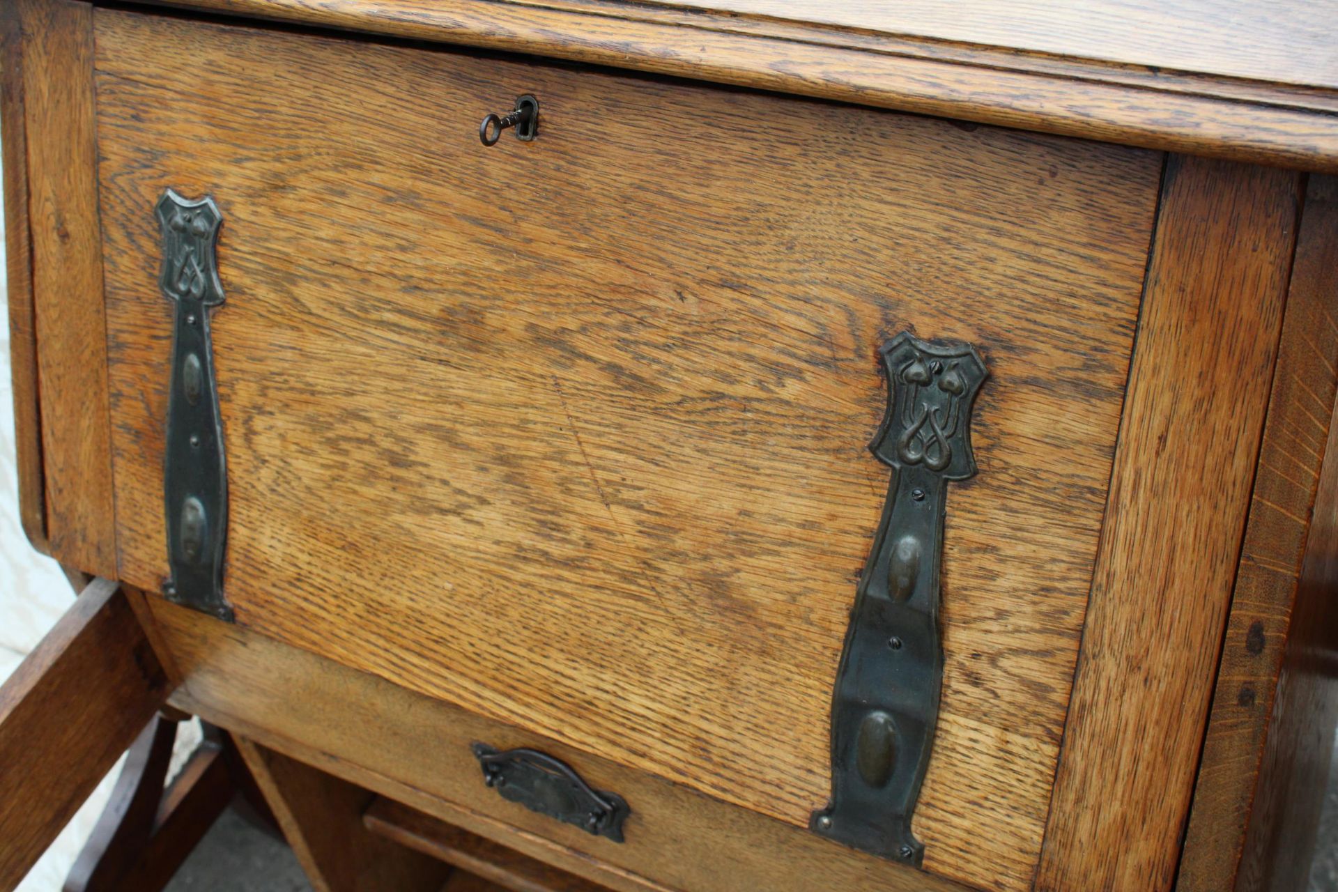 AN OAK ARTS AND CRAFTS BUREAU WITH GALLERY BACK AND OPEN BASE, 30" WIDE - Image 3 of 4