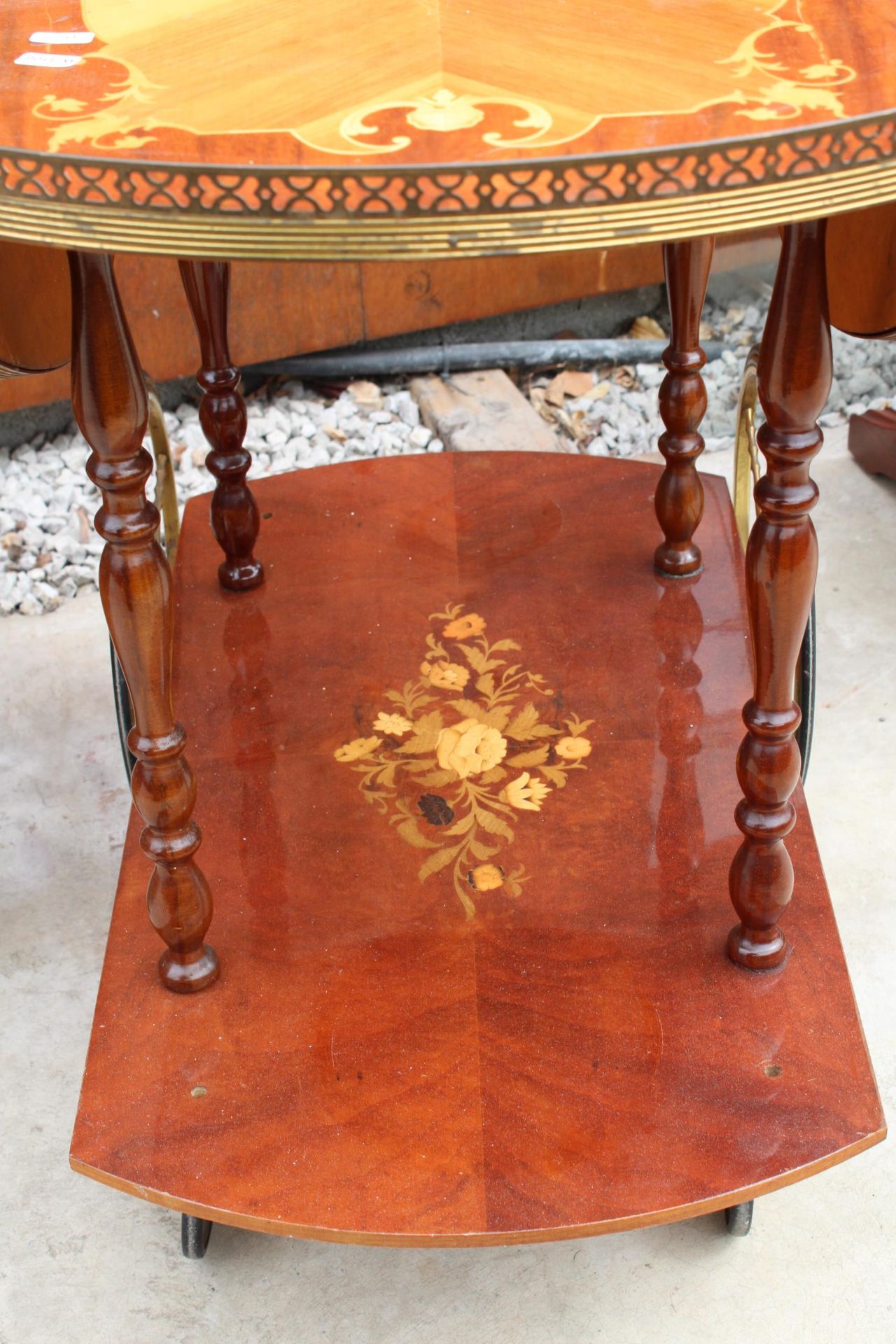 AN ITALIAN MARQUETRY TWO TIER DROP-LEAF TROLLEY WITH PIERCED BRASS GALLERY - Image 5 of 6