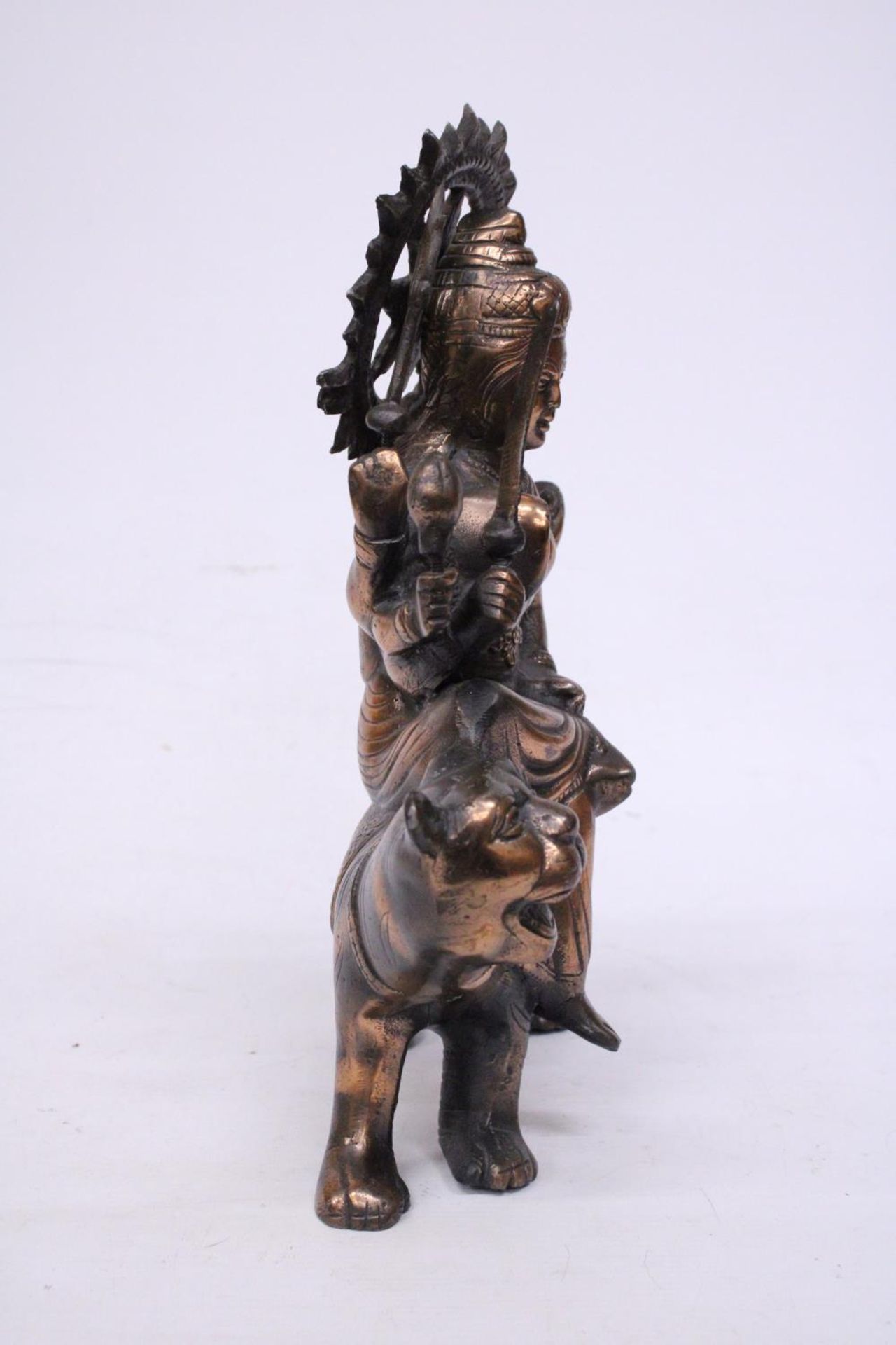 A BRONZE EXOTIC INDIAN MOTHER GODDESS ON A TIGER'S BACK, HEIGHT 38CM, LENGTH 28CM - Bild 2 aus 5