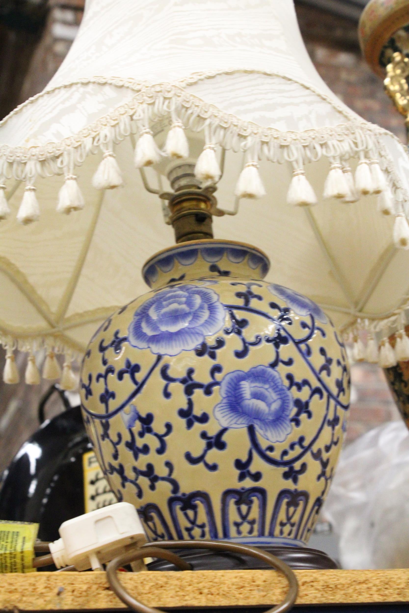 A BLUE AND CREAM ORIENTAL STYLE LAMP WITH SHADE - Image 4 of 4