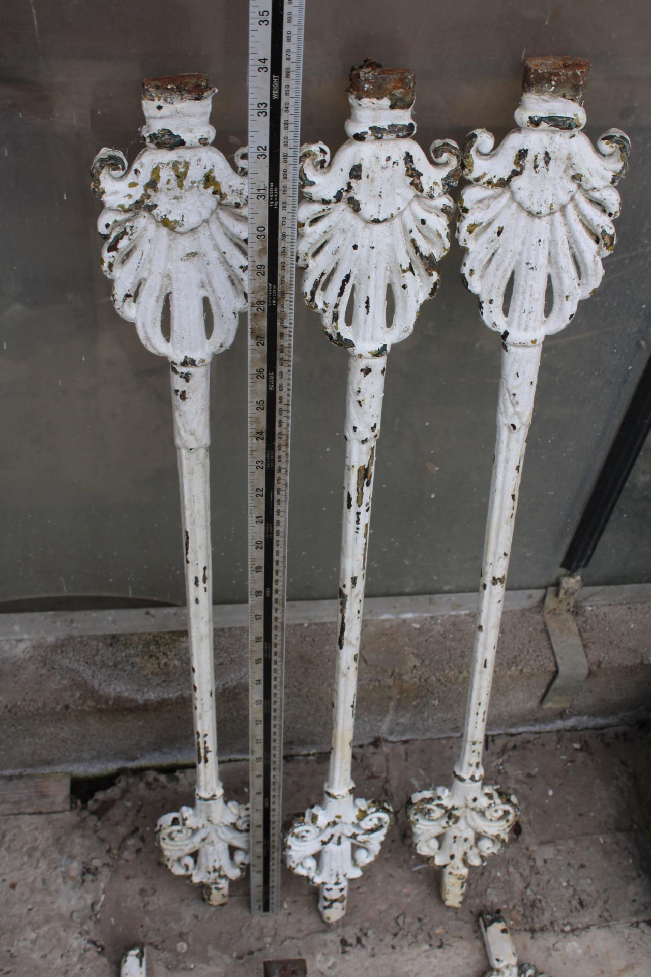 A SET OF EIGHT VINTAGE CAST IRON STAIRCASE SPINDLES - Image 2 of 2
