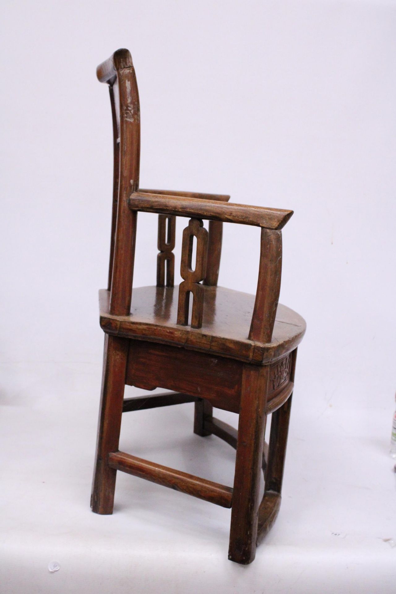 A CHINESE ELM CARVED CHILDS CHAIR - Image 4 of 6