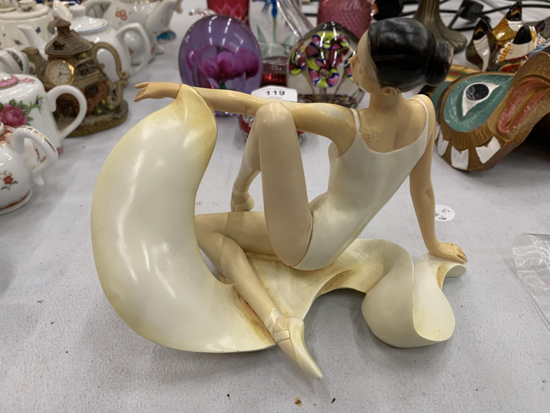 AN ART DECO "ART OF MOVEMENT" BALLERINA FIGURINE - Bild 3 aus 5