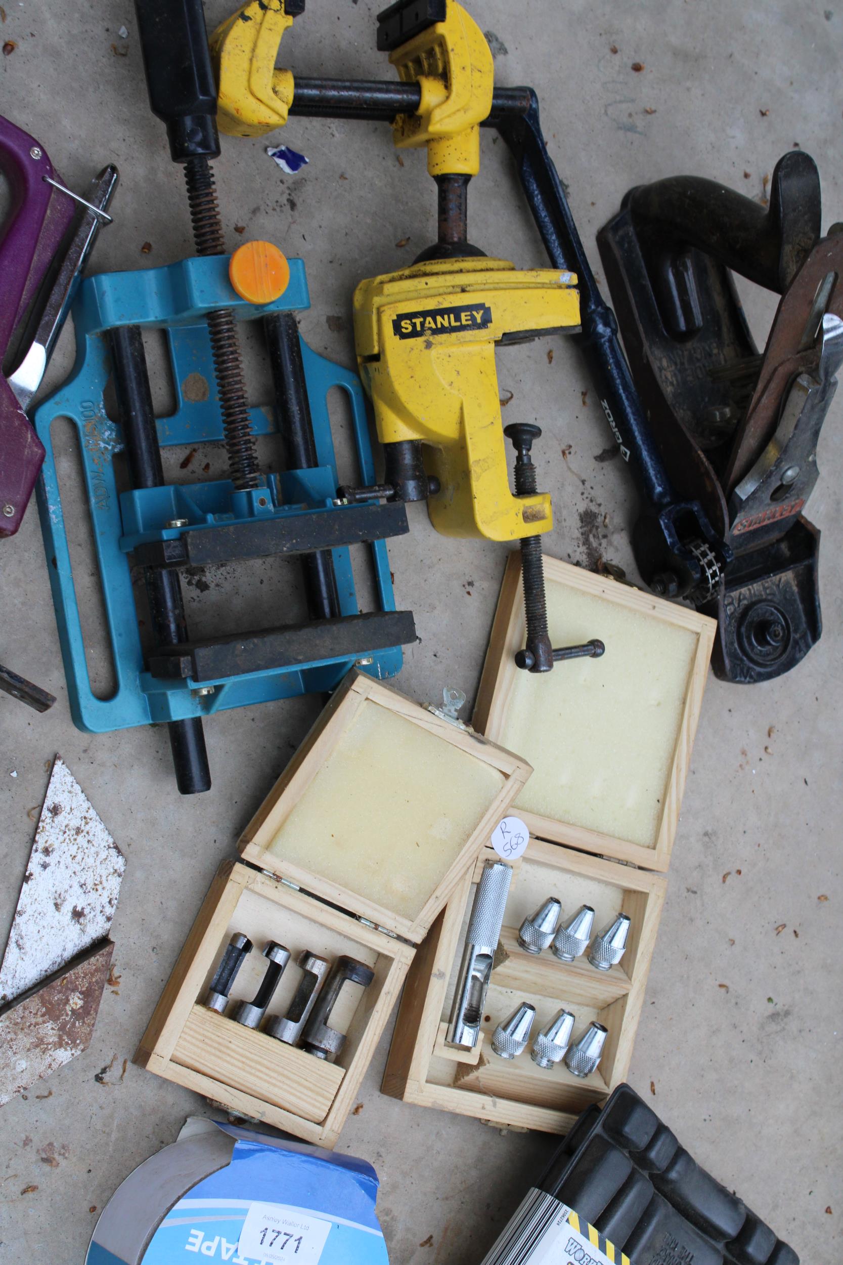 AN ASSORTMENT OF TOOLS TO INCLUDE VICES, A STANLEY WOOD PLANE AND DRILL BITS ETC - Image 2 of 2